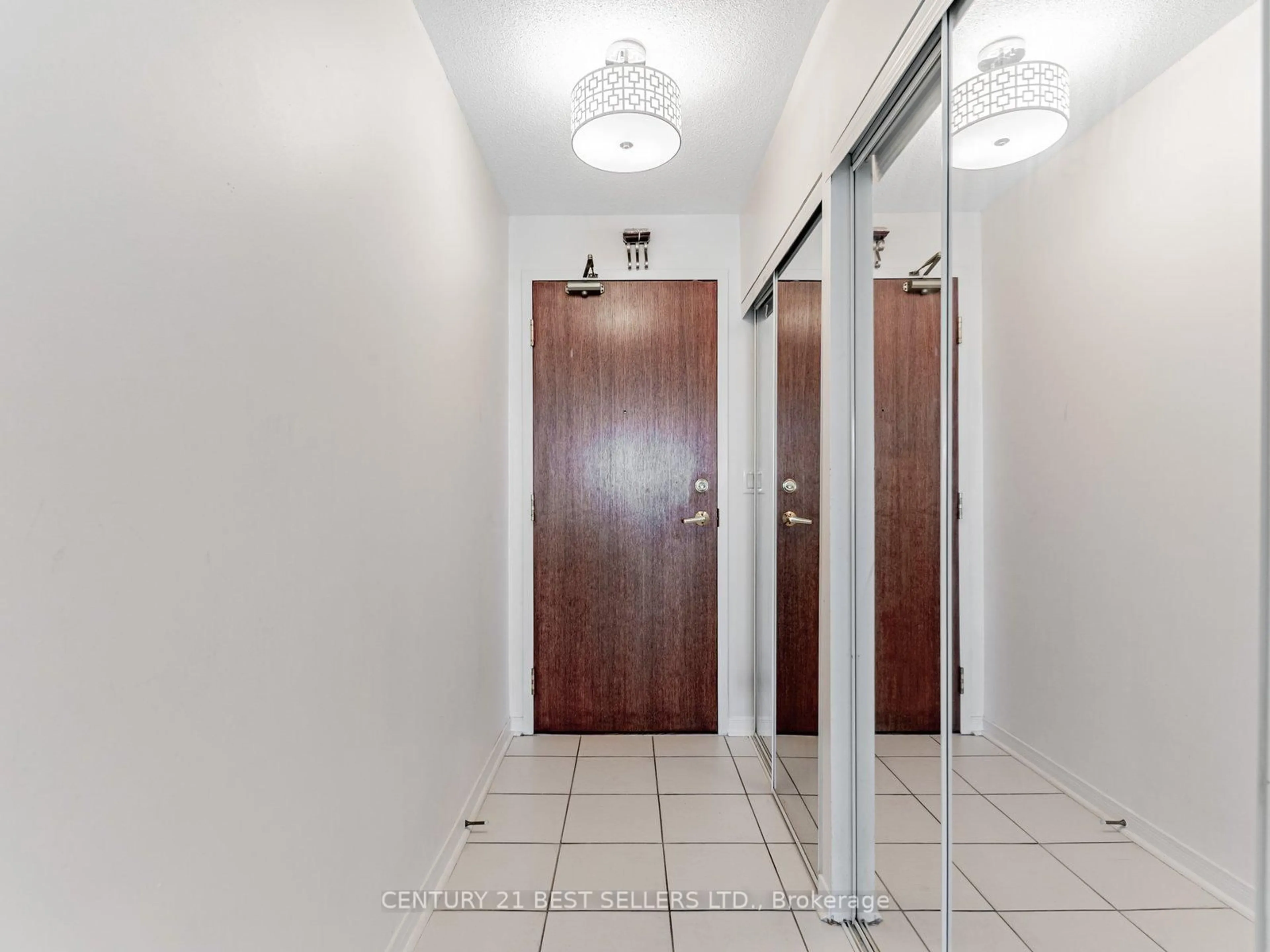 Indoor foyer for 4900 Glen Erin Dr #801, Mississauga Ontario L5M 7S2