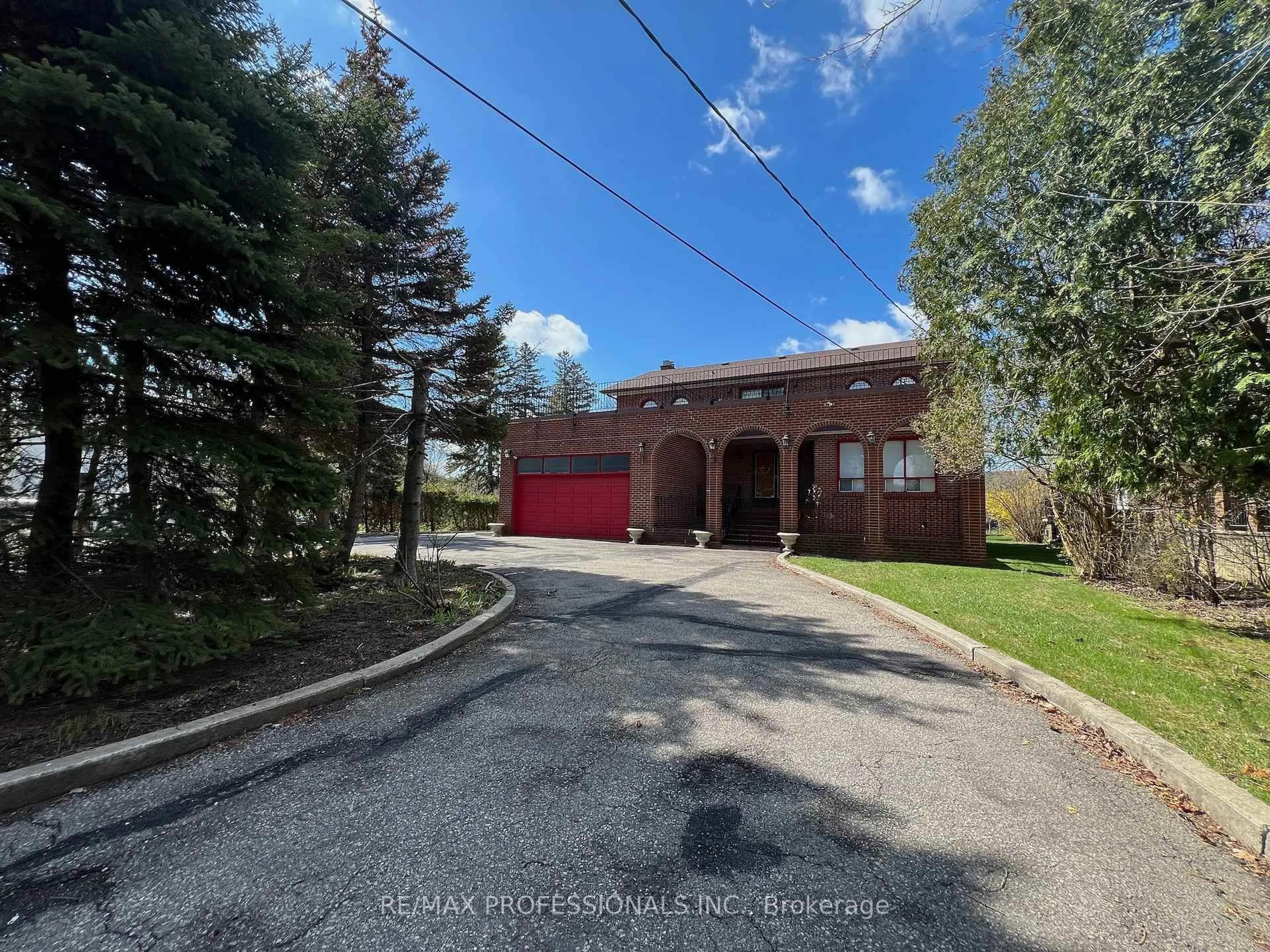 A pic from outside/outdoor area/front of a property/back of a property/a pic from drone, street for 6800 Second Line, Mississauga Ontario L5W 1M9