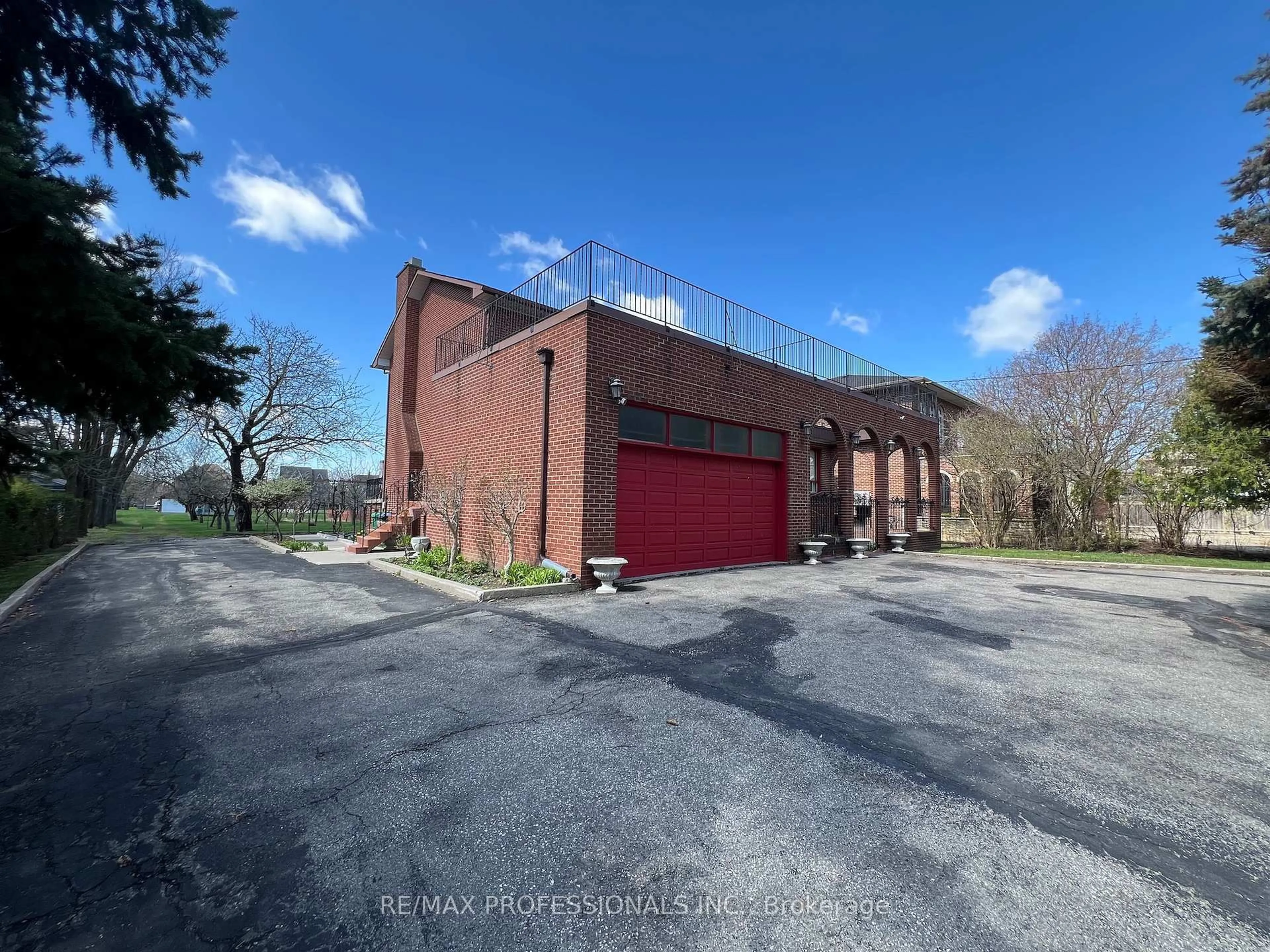 A pic from outside/outdoor area/front of a property/back of a property/a pic from drone, building for 6800 Second Line, Mississauga Ontario L5W 1M9