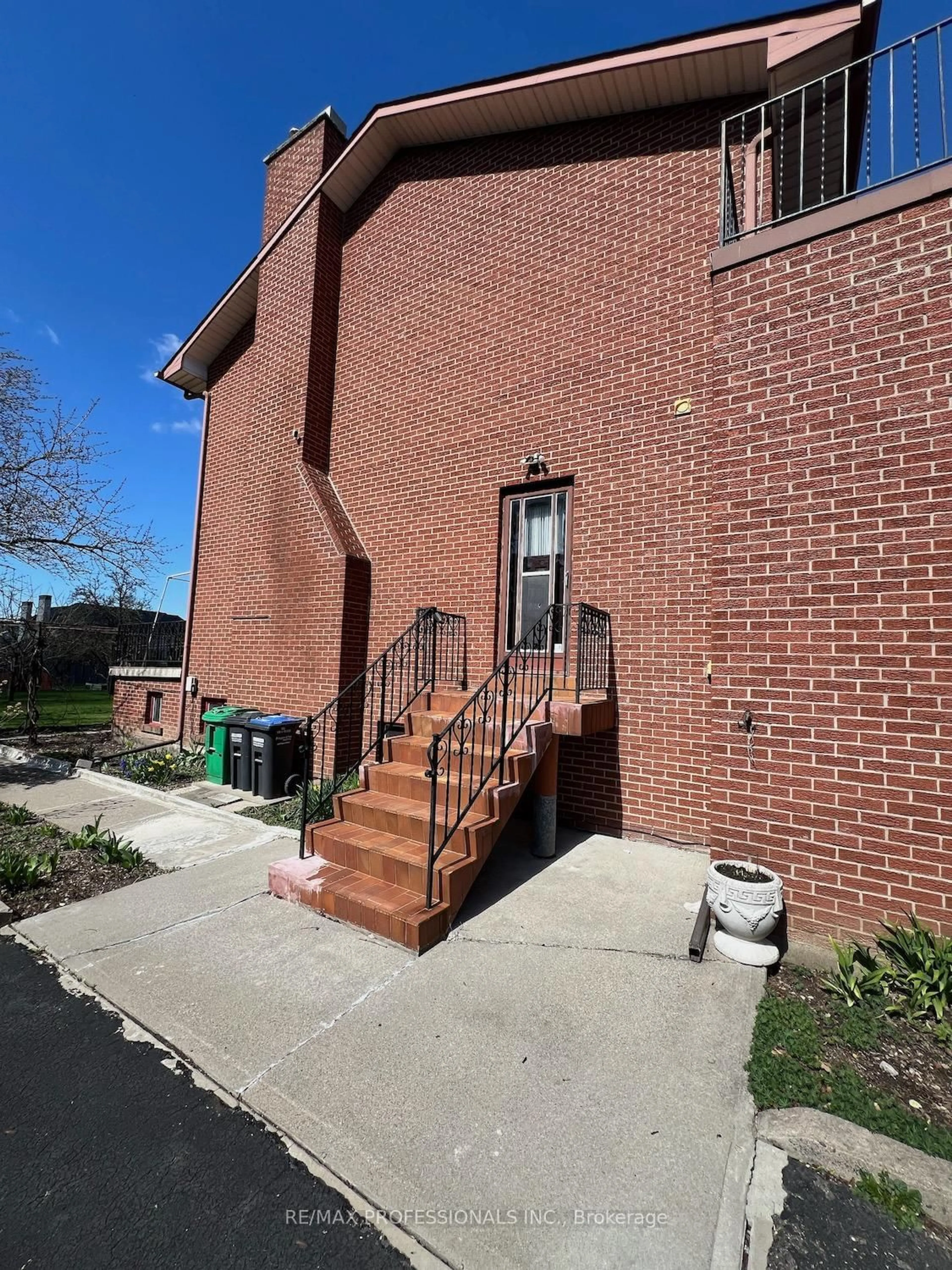Home with brick exterior material, building for 6800 Second Line, Mississauga Ontario L5W 1M9