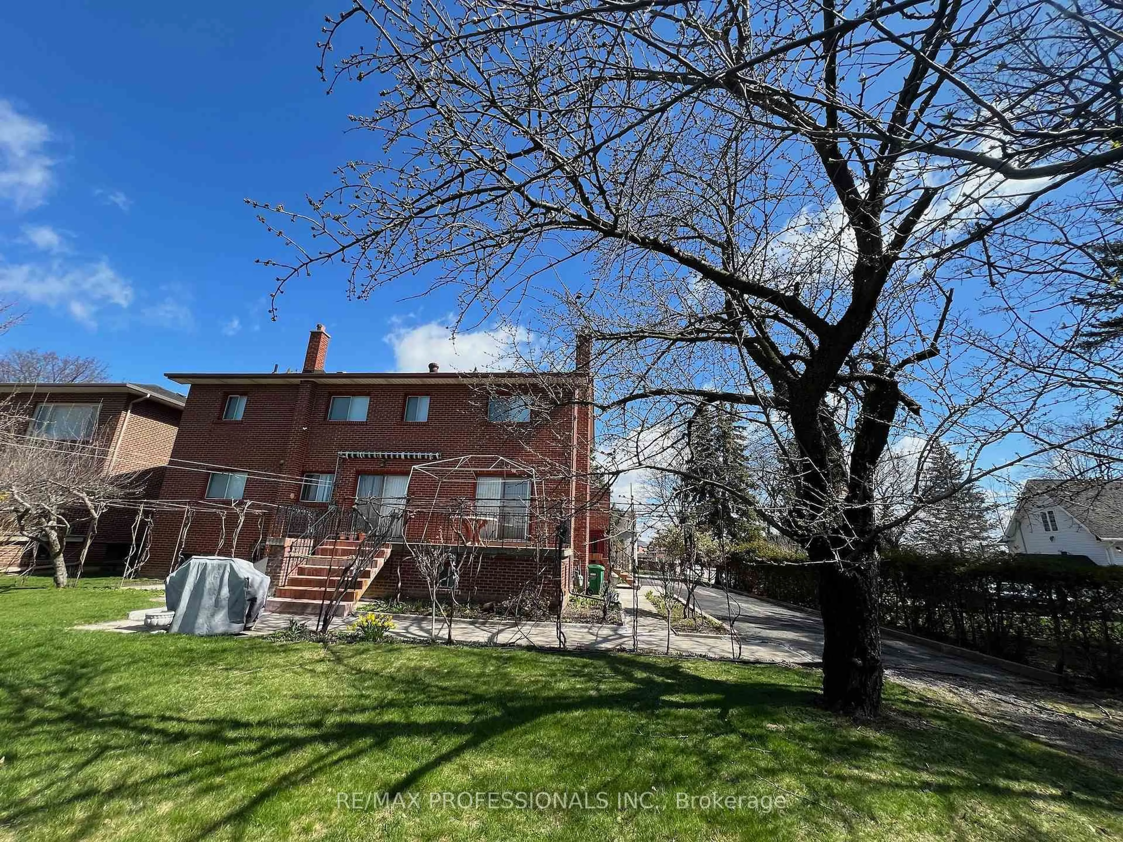 A pic from outside/outdoor area/front of a property/back of a property/a pic from drone, street for 6800 Second Line, Mississauga Ontario L5W 1M9