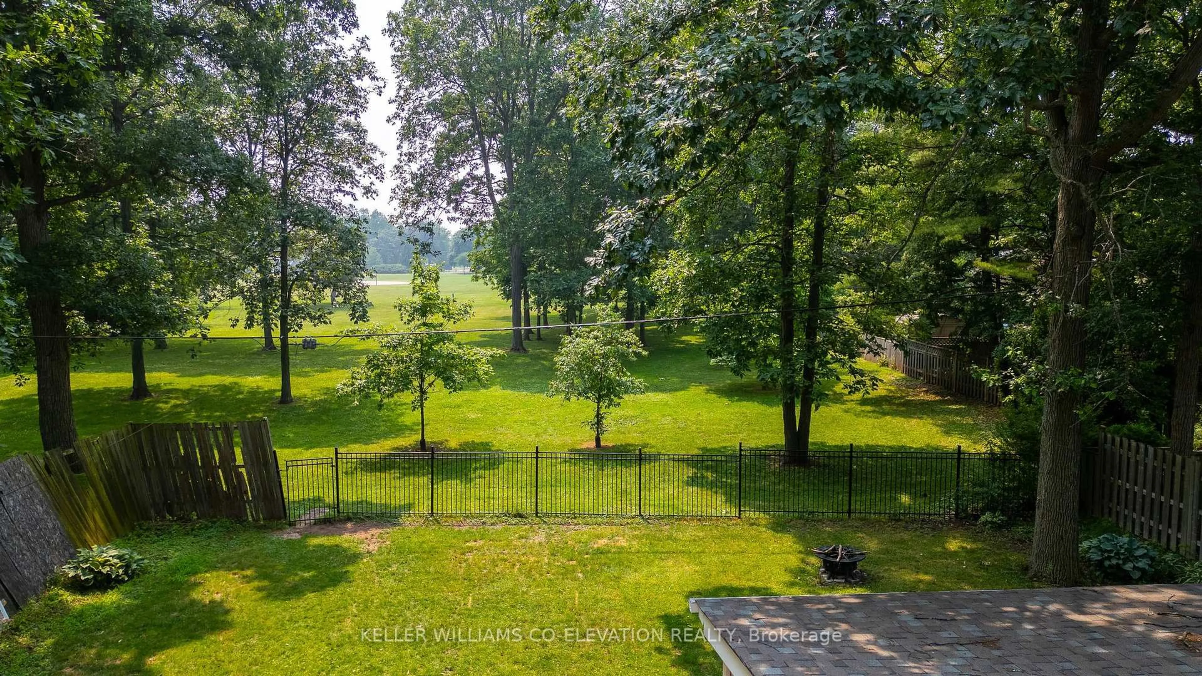 A pic from outside/outdoor area/front of a property/back of a property/a pic from drone, forest/trees view for 548 Swann Dr, Oakville Ontario L6L 3X1