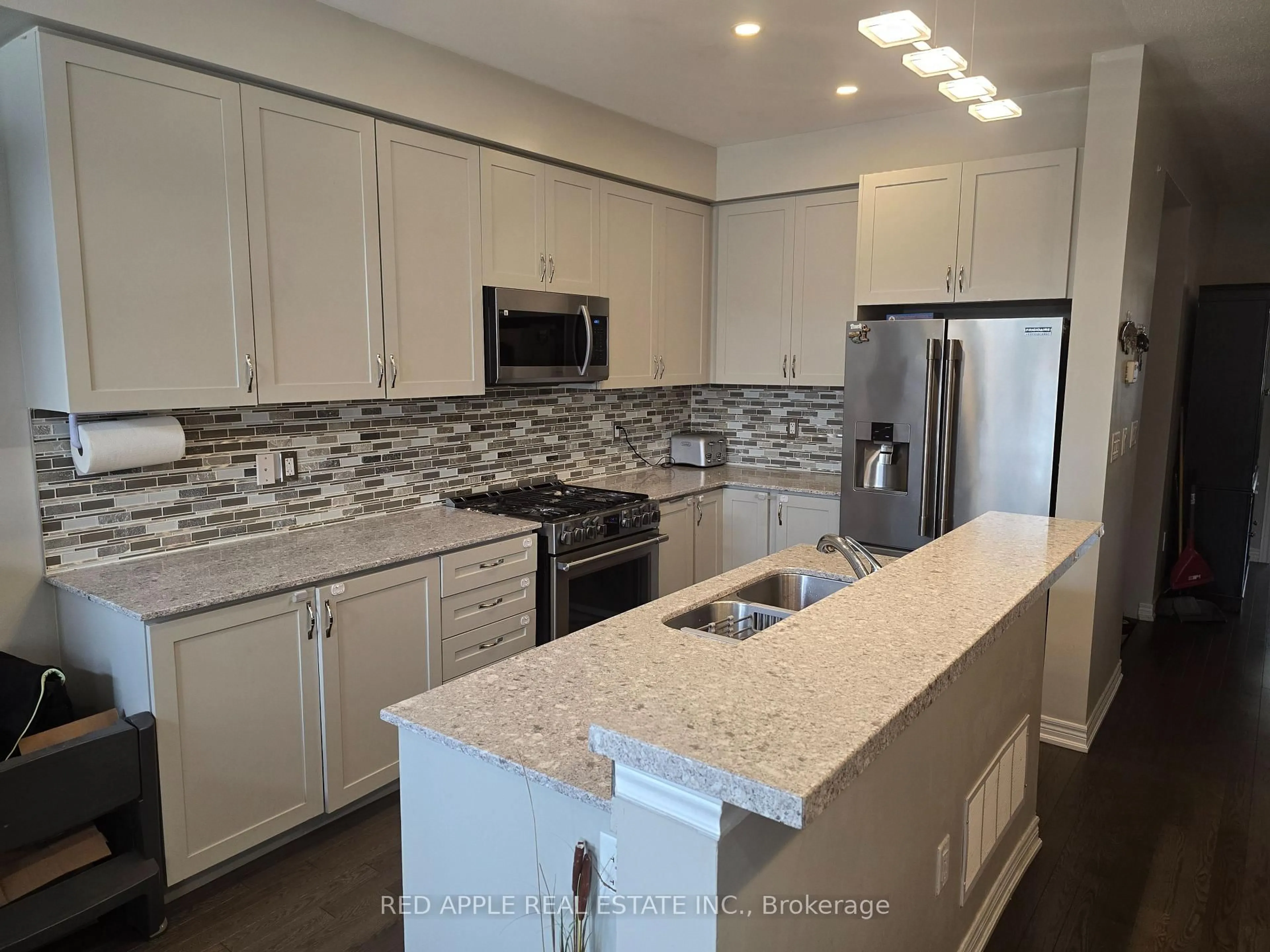 Open concept kitchen, ceramic/tile floor for 123 Morra Ave, Caledon Ontario L7E 4K8