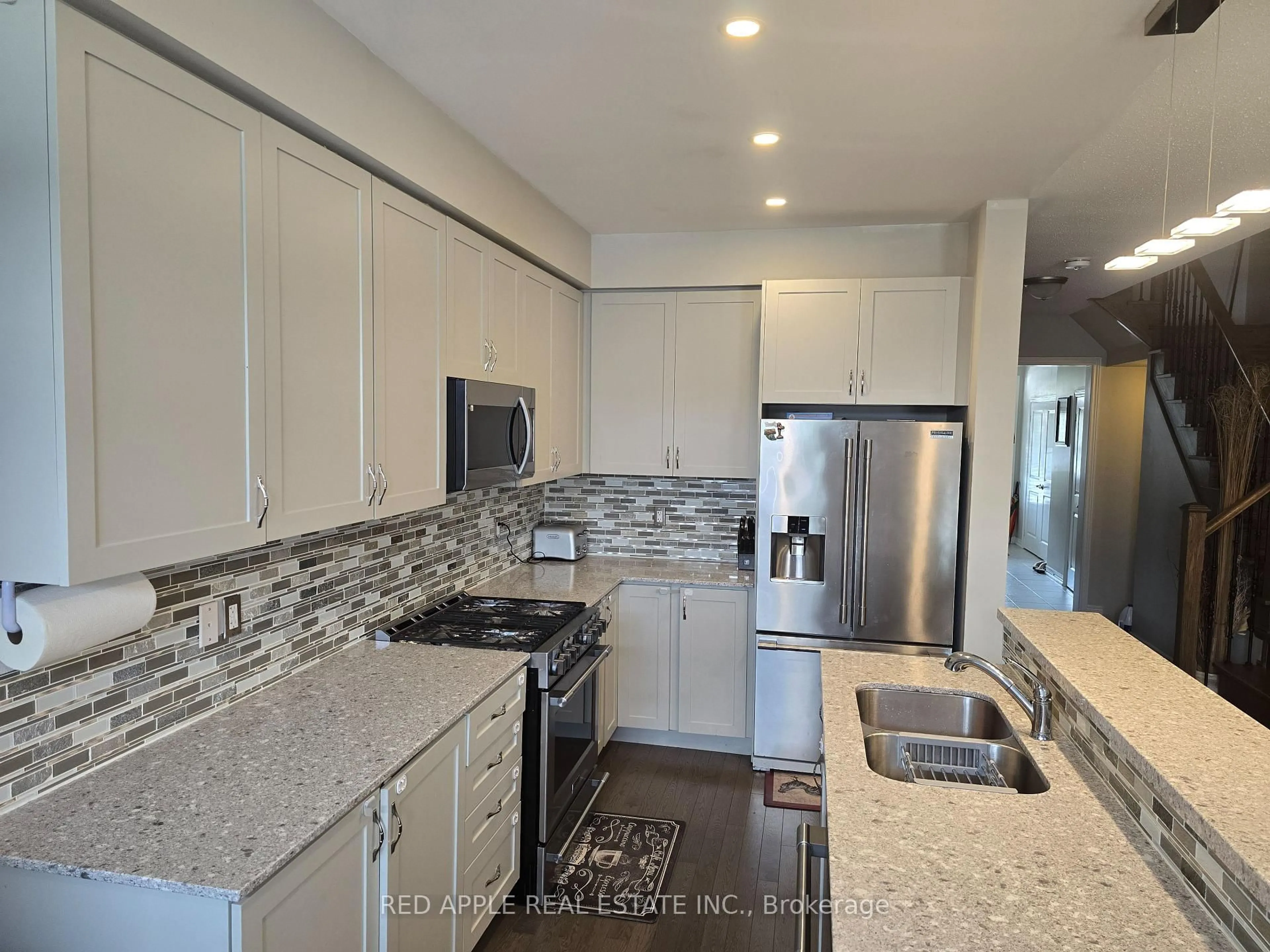 Open concept kitchen, ceramic/tile floor for 123 Morra Ave, Caledon Ontario L7E 4K8