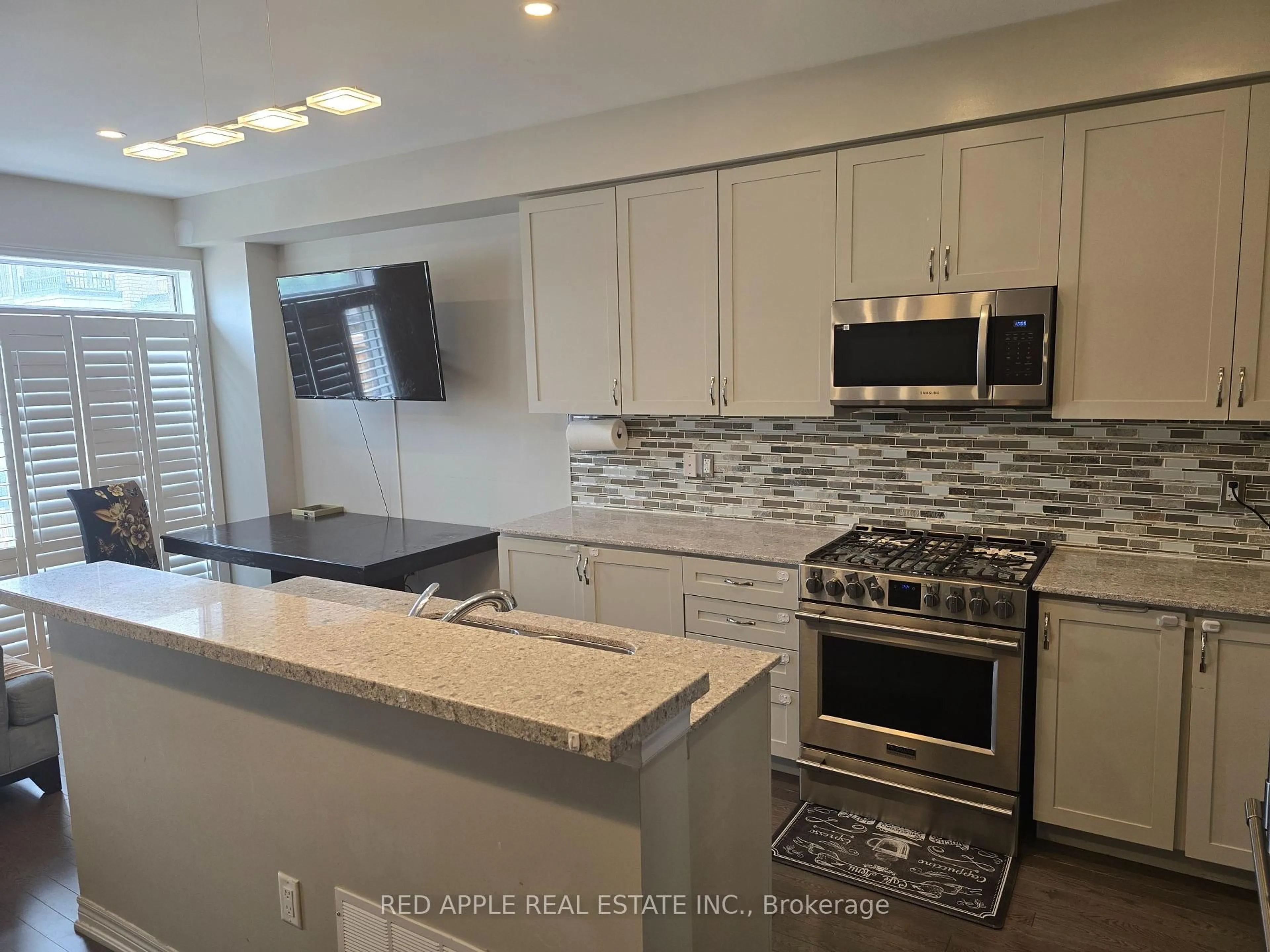 Open concept kitchen, ceramic/tile floor for 123 Morra Ave, Caledon Ontario L7E 4K8