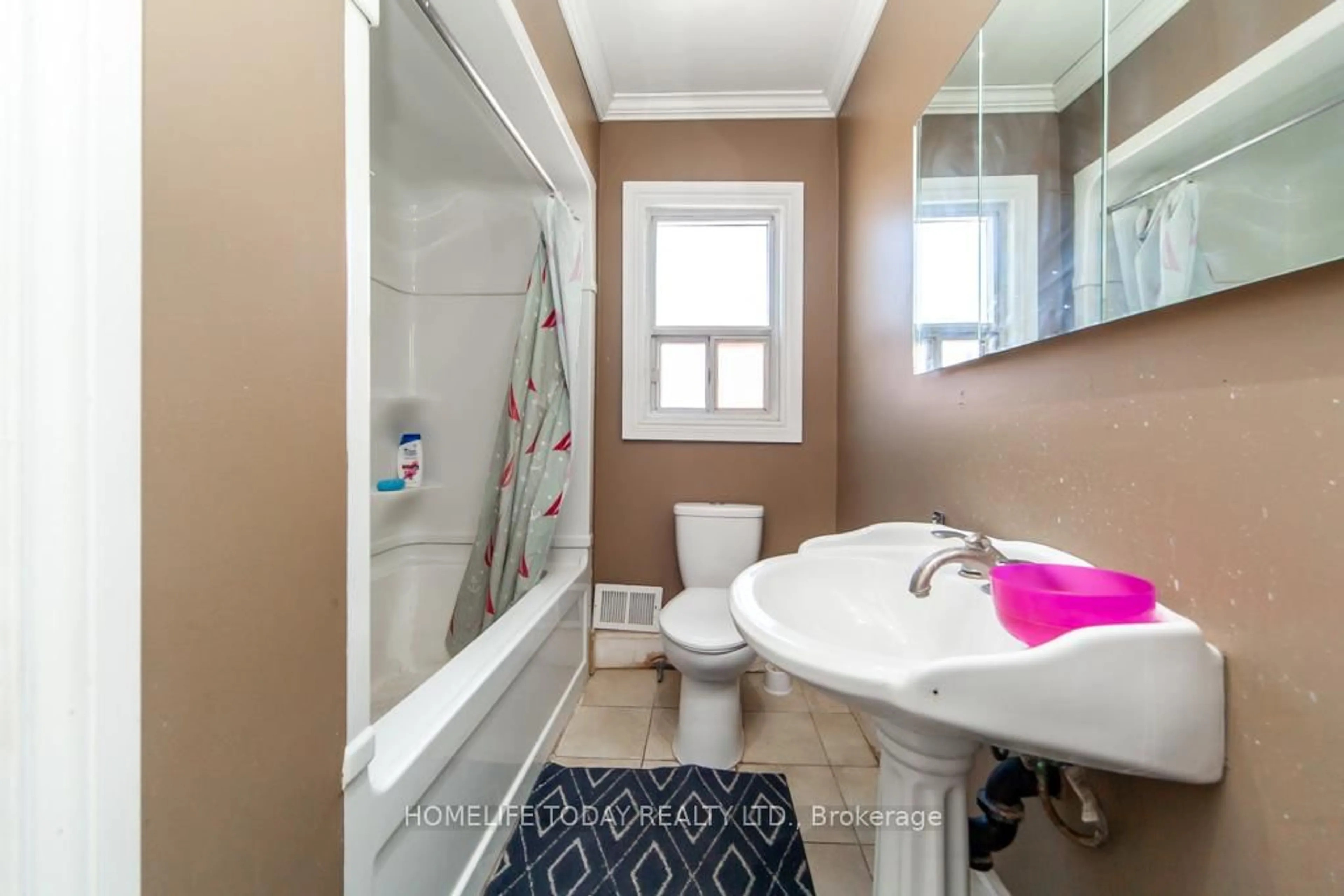 Standard bathroom, ceramic/tile floor for 28 Stevenharris Dr, Toronto Ontario M9C 1V1