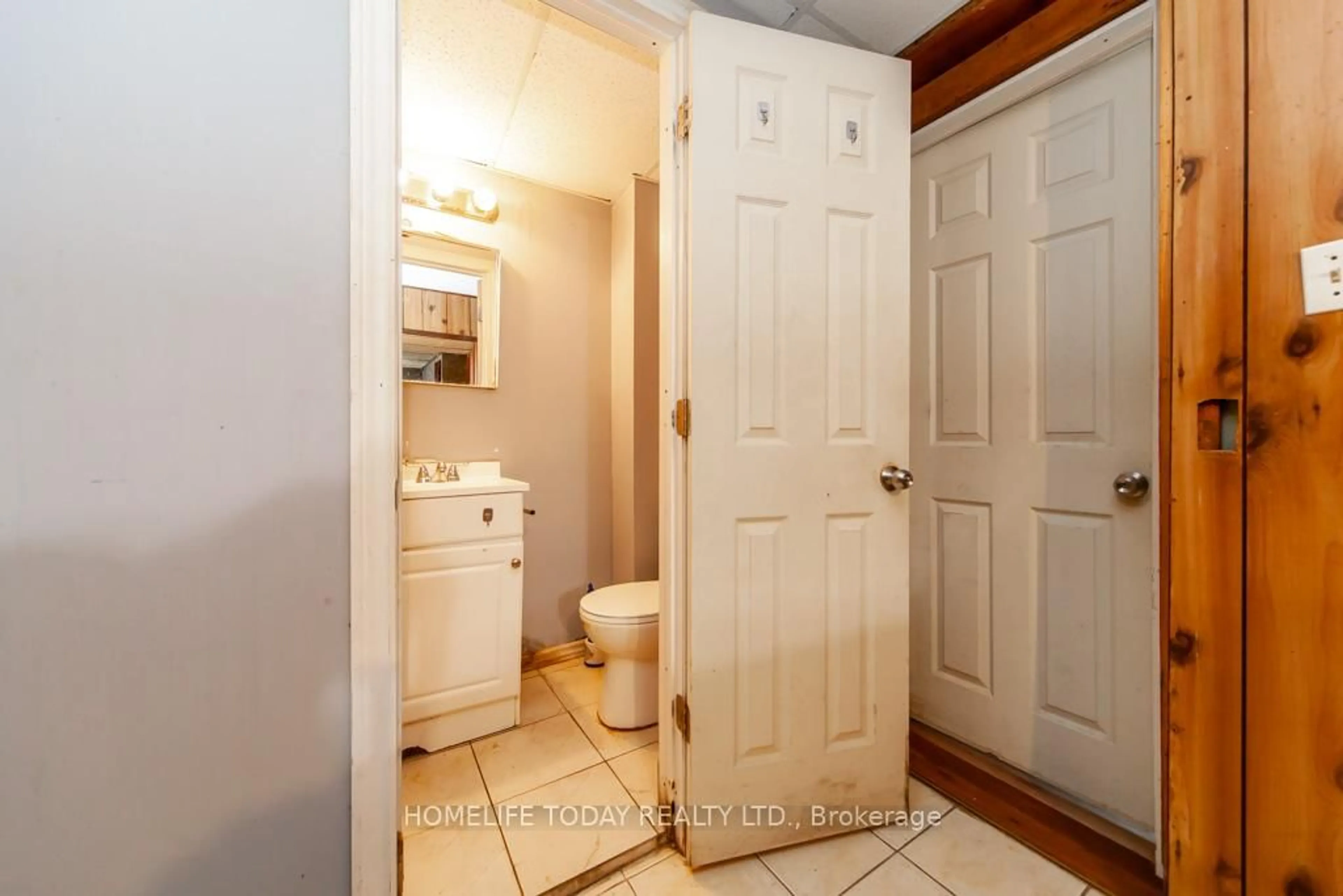 Standard bathroom, ceramic/tile floor for 28 Stevenharris Dr, Toronto Ontario M9C 1V1