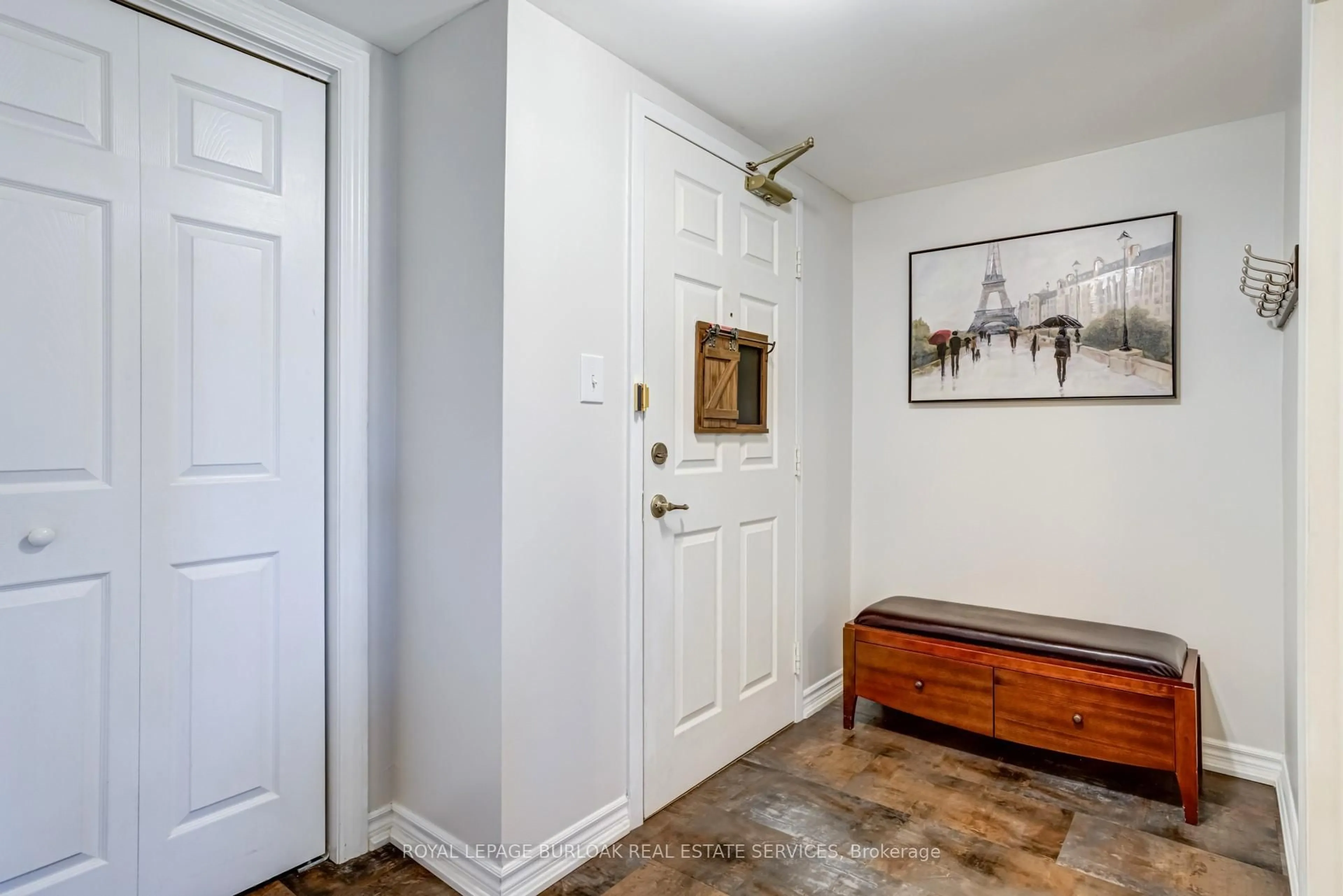 Indoor entryway for 2085 Appleby Line #313, Burlington Ontario L7L 7H4