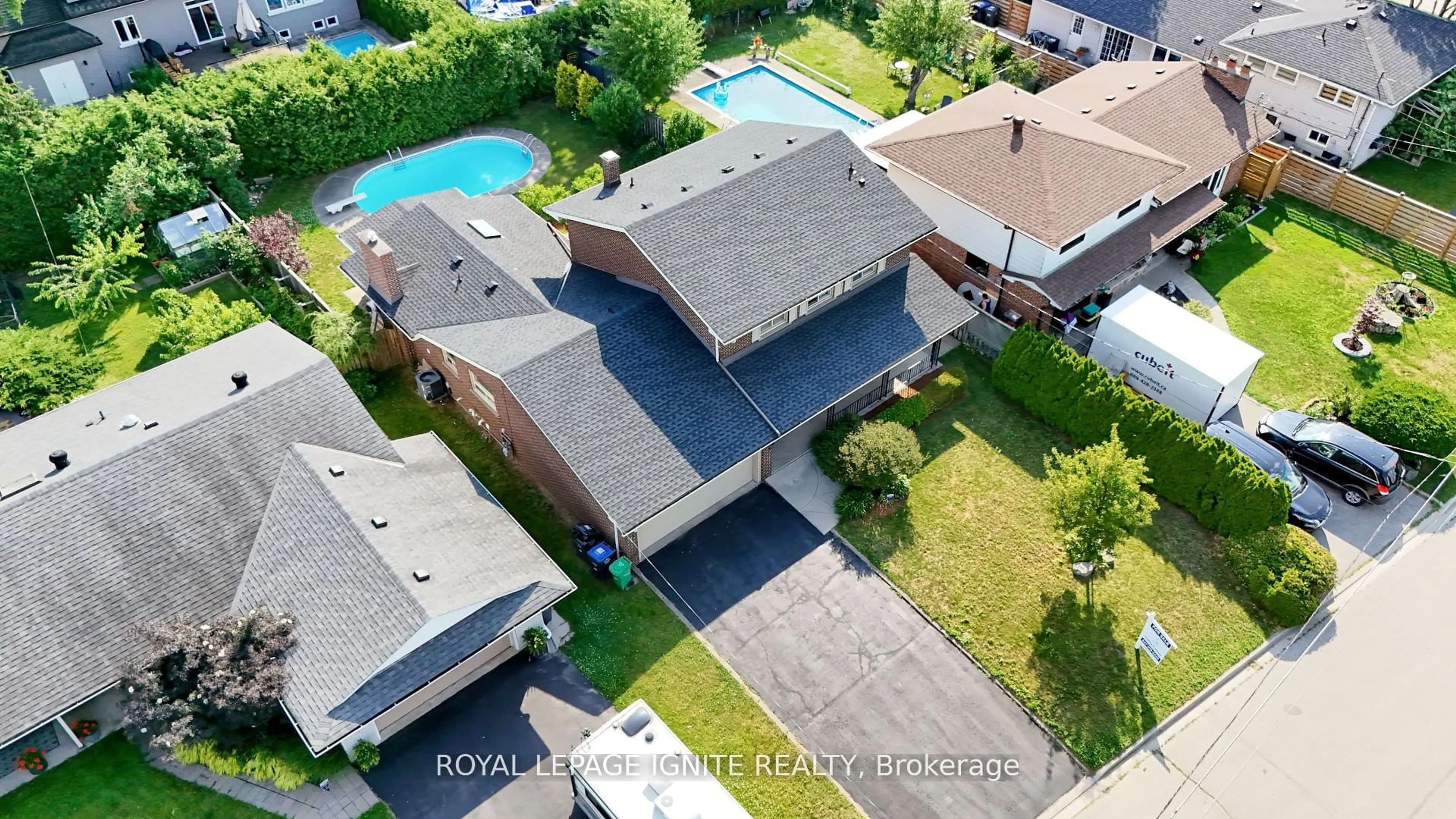 A pic from outside/outdoor area/front of a property/back of a property/a pic from drone, street for 2092 Sava Cres, Mississauga Ontario L5A 1E1