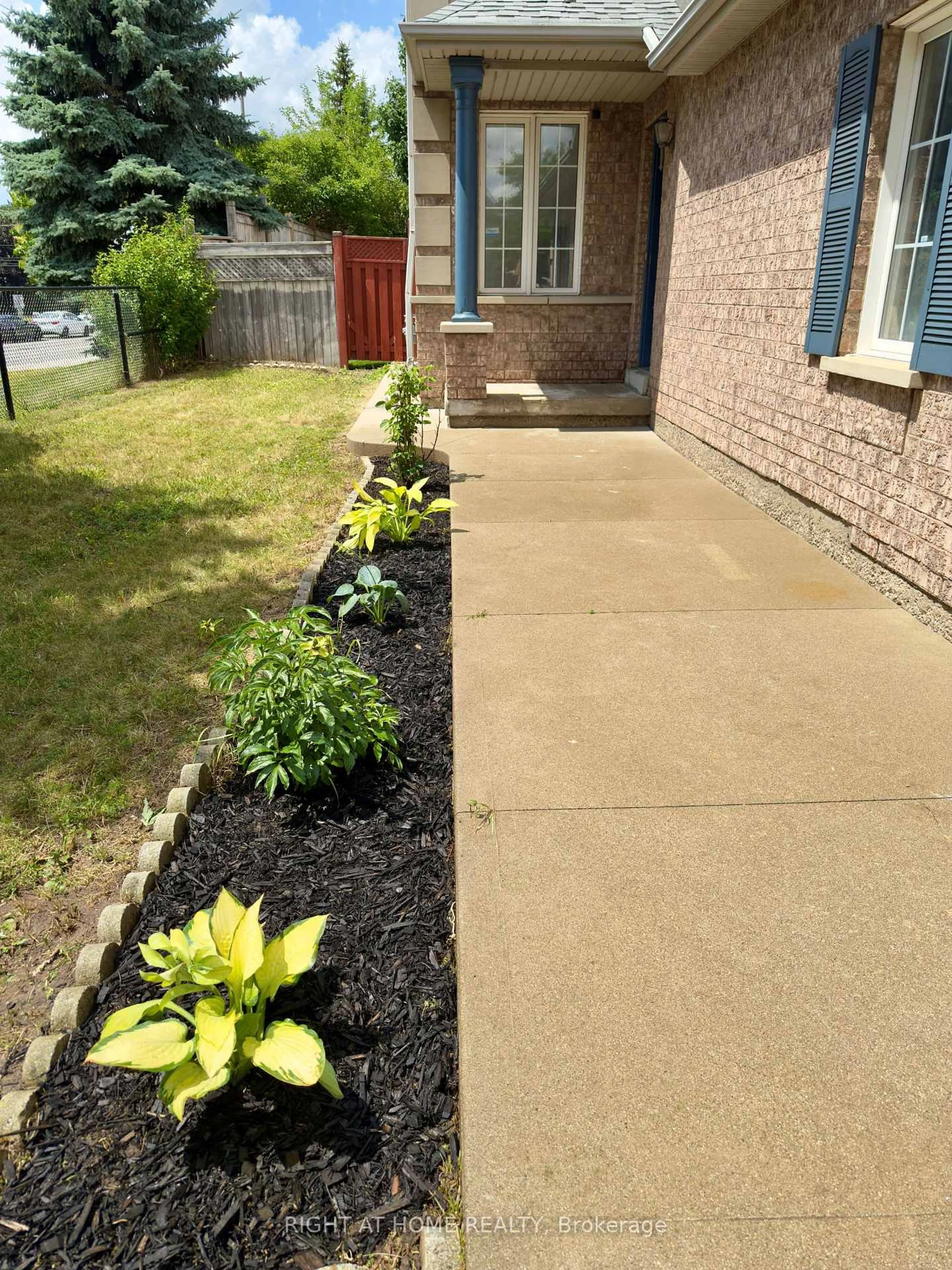 Patio, street for 32 Hocken Crt, Brampton Ontario L6R 2T7