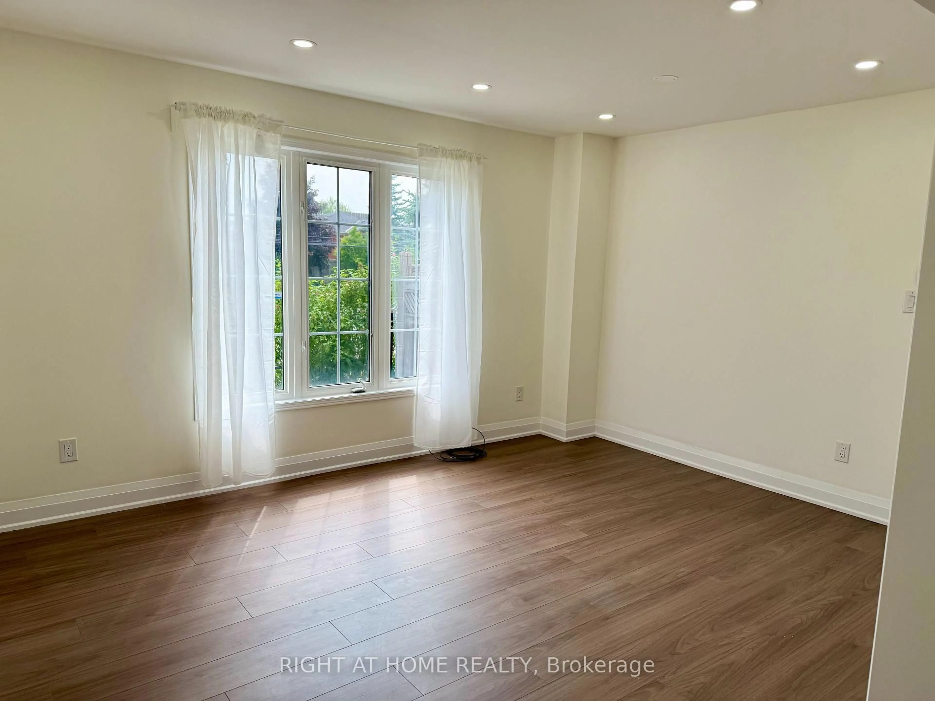 A pic of a room for 32 Hocken Crt, Brampton Ontario L6R 2T7