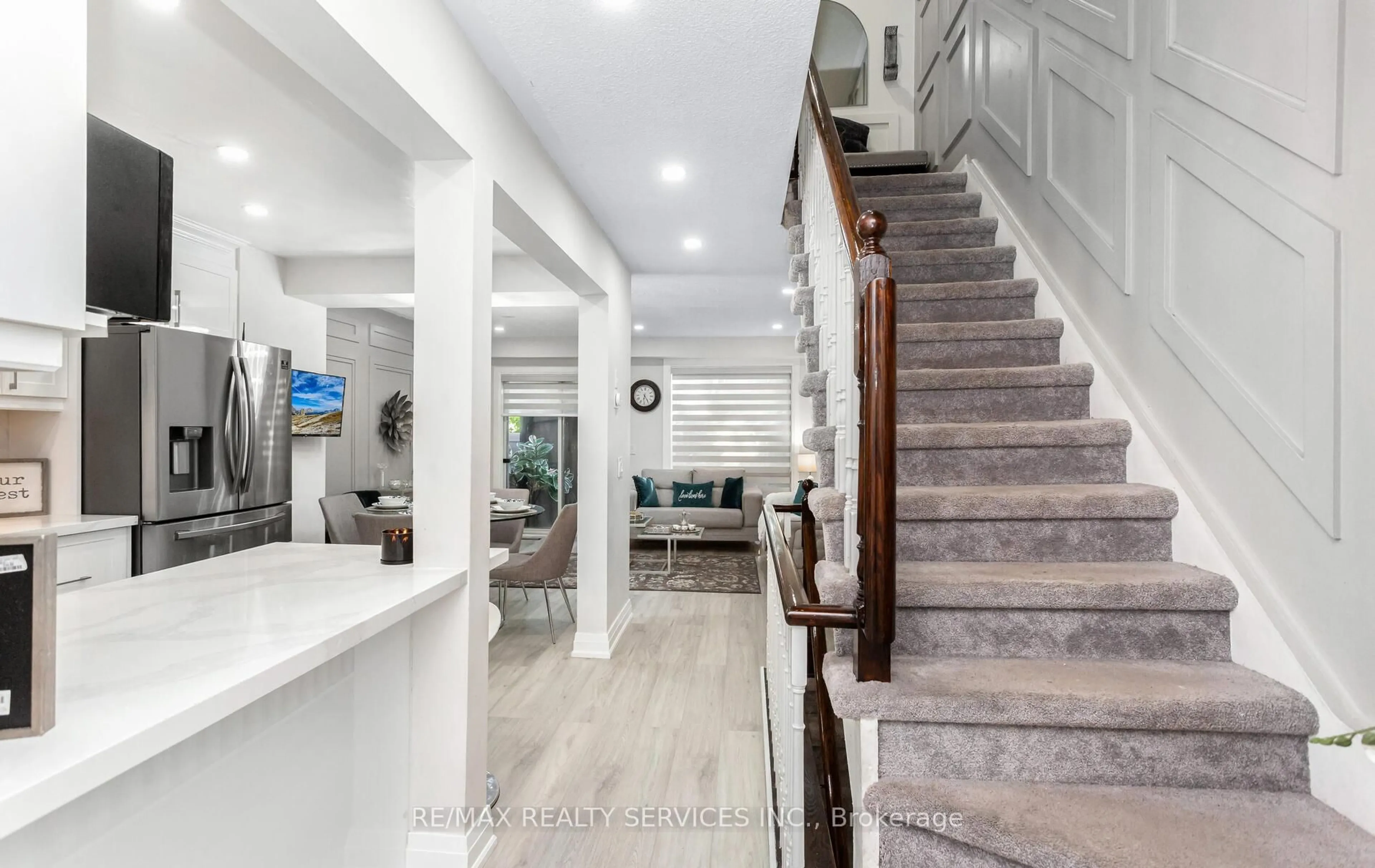 Indoor foyer for 180 Forum Dr #36, Mississauga Ontario L4Z 3Y2