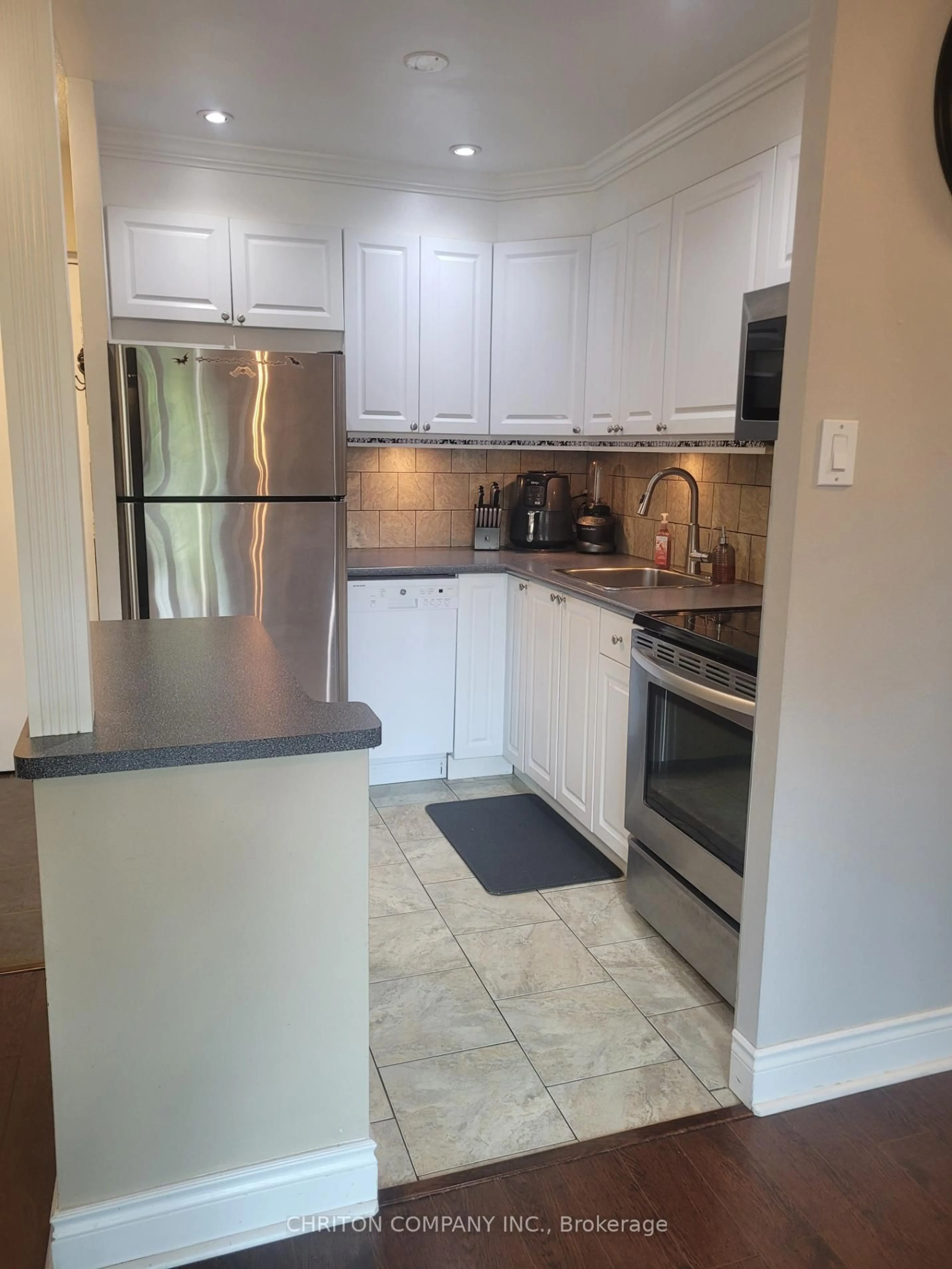 Open concept kitchen, ceramic/tile floor for 2001 Bonnymede Dr #122, Mississauga Ontario L5J 4H8
