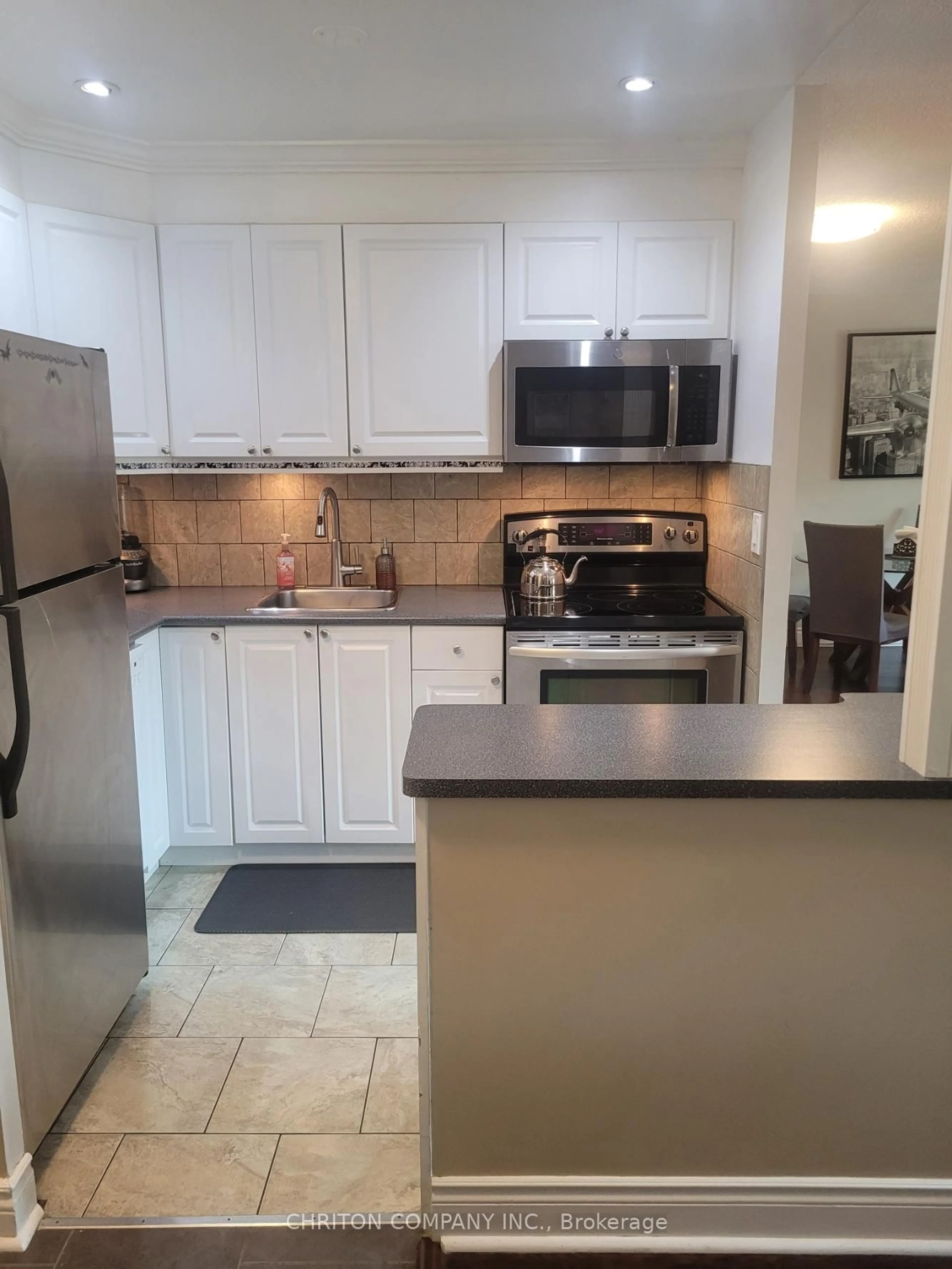 Standard kitchen, ceramic/tile floor for 2001 Bonnymede Dr #122, Mississauga Ontario L5J 4H8