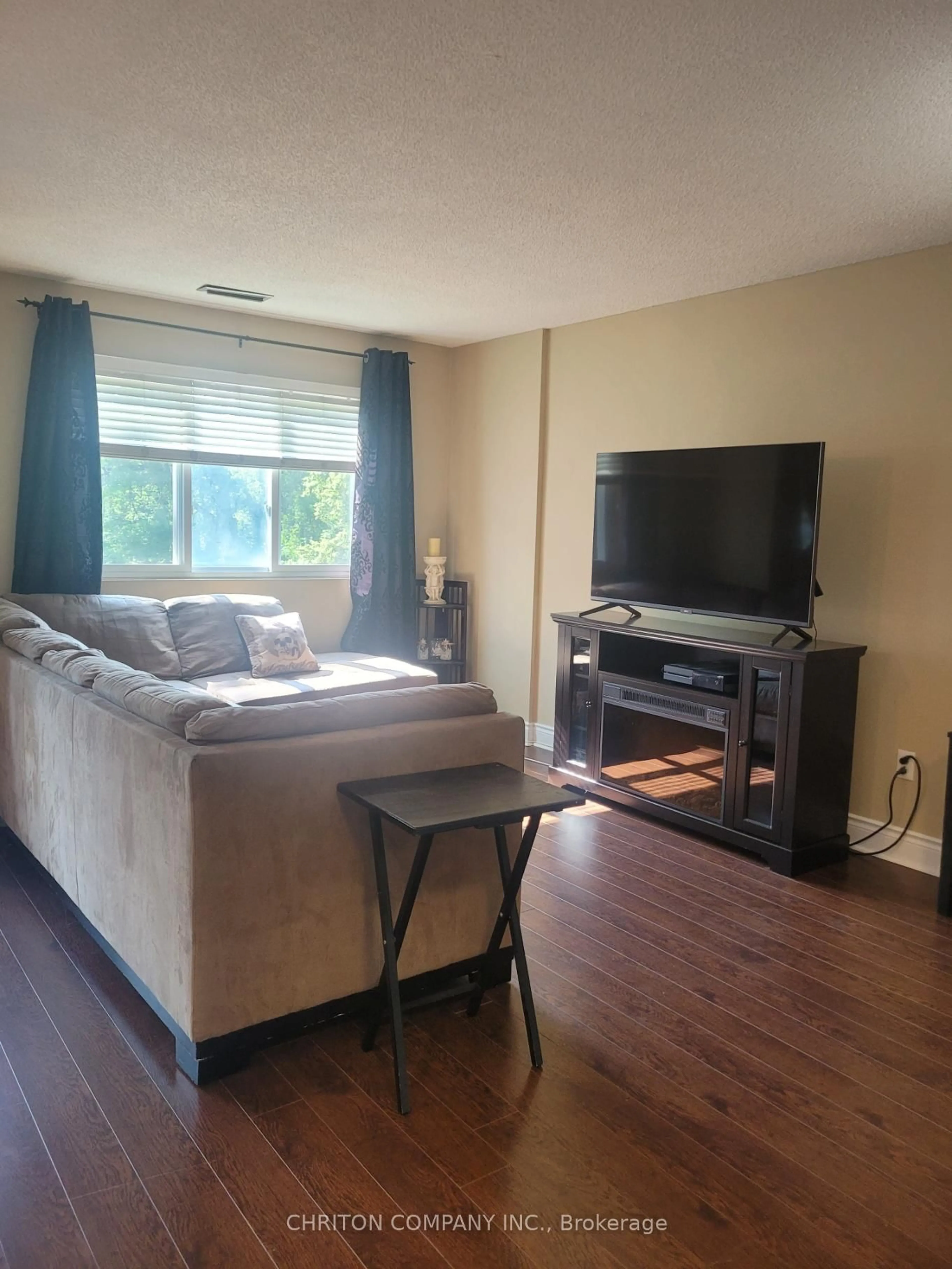 Living room with furniture, wood/laminate floor for 2001 Bonnymede Dr #122, Mississauga Ontario L5J 4H8