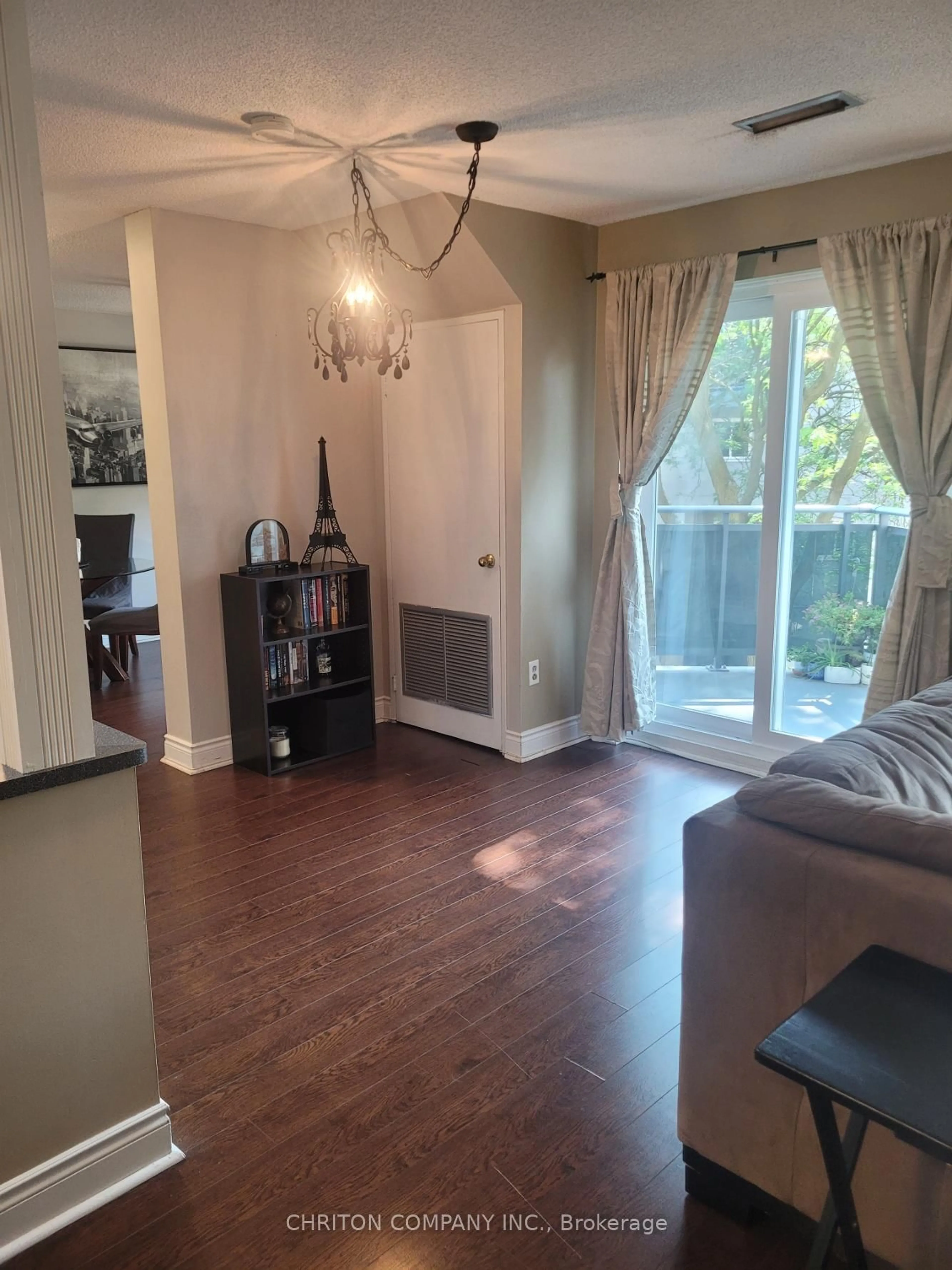 Living room with furniture, wood/laminate floor for 2001 Bonnymede Dr #122, Mississauga Ontario L5J 4H8