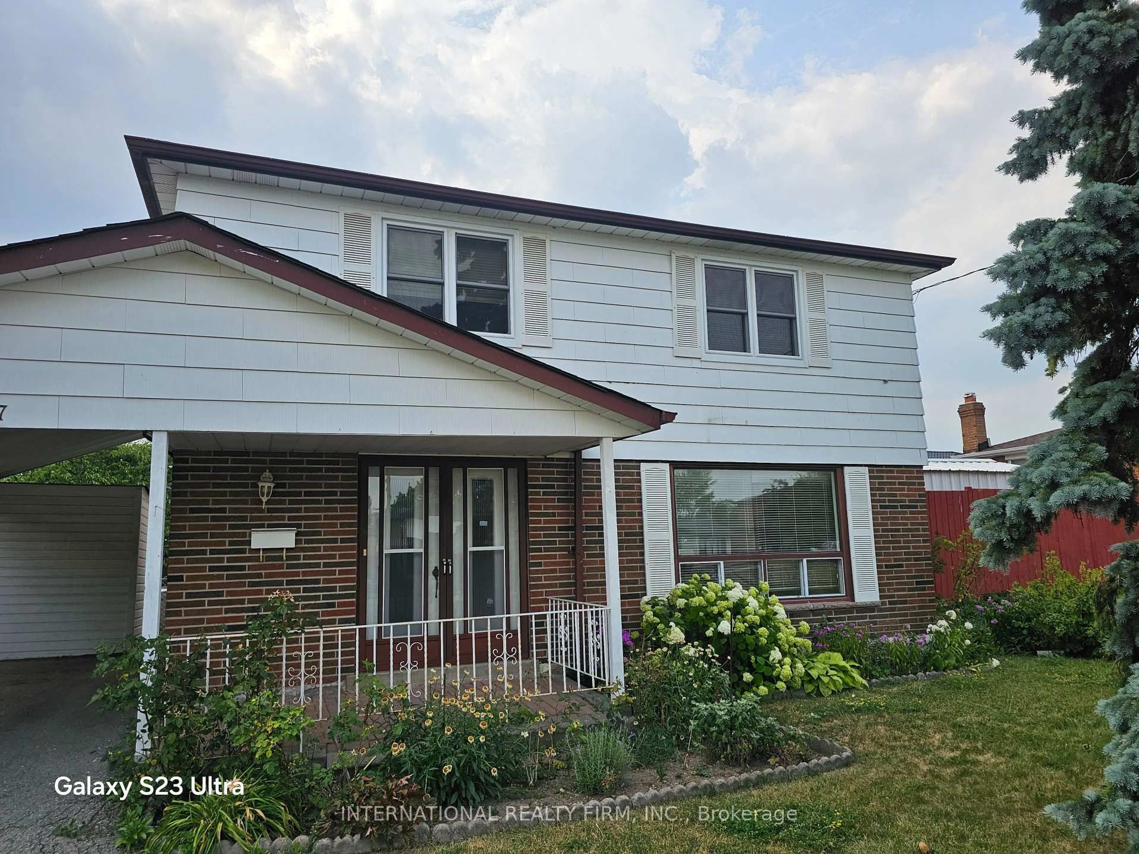 Home with vinyl exterior material, street for 3677 Woodruff Cres, Mississauga Ontario L4T 1T8