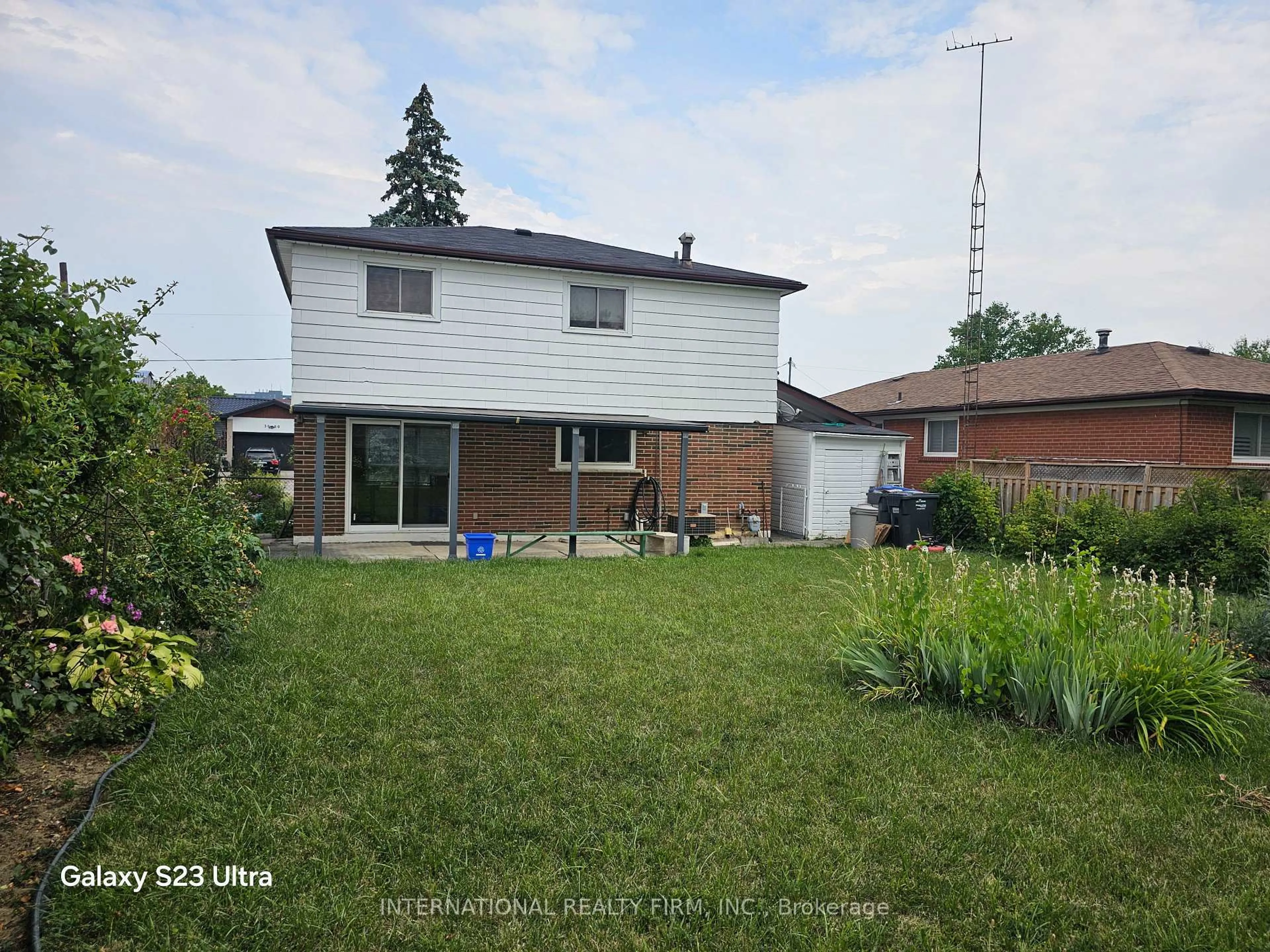 A pic from outside/outdoor area/front of a property/back of a property/a pic from drone, street for 3677 Woodruff Cres, Mississauga Ontario L4T 1T8