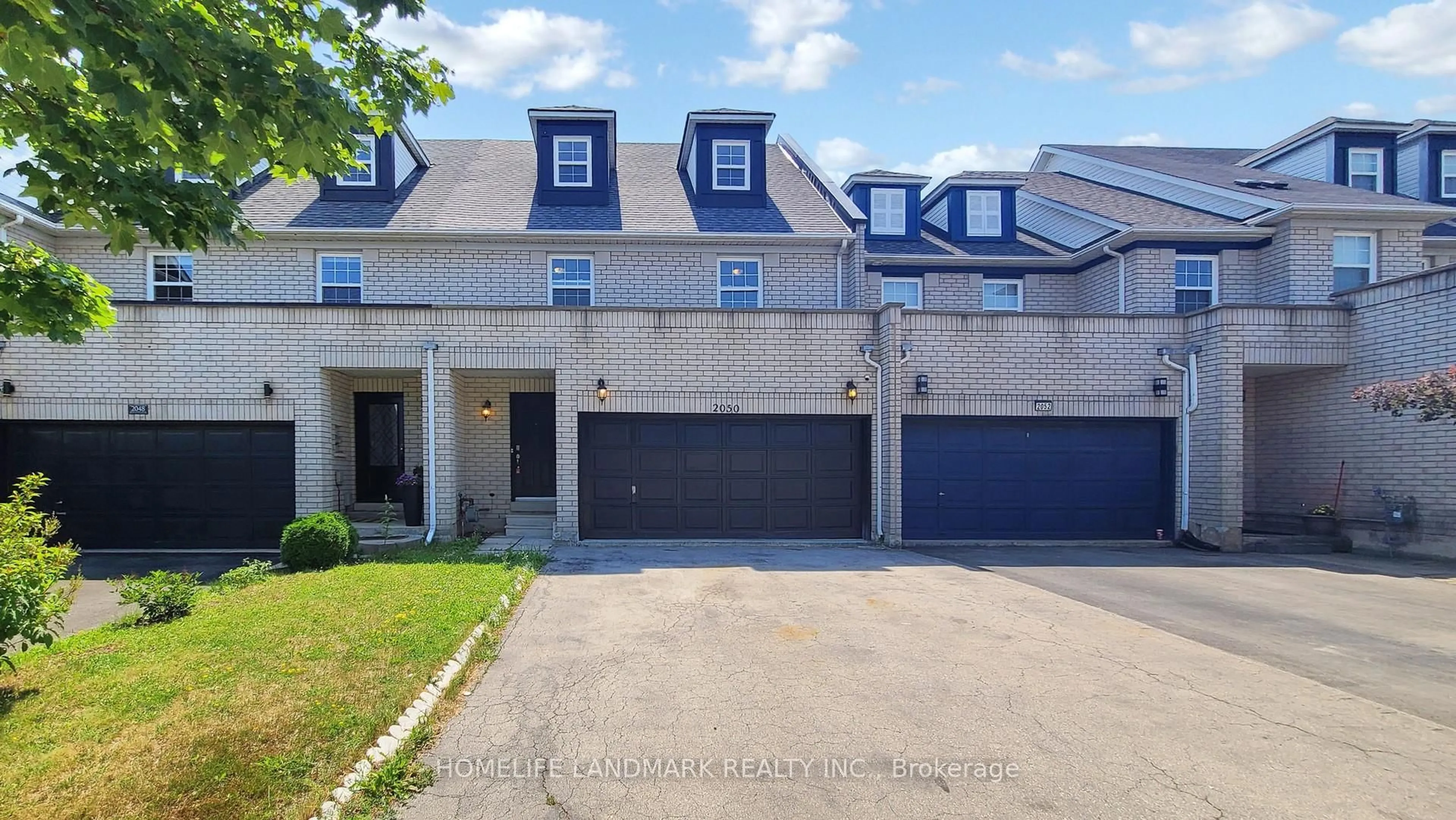 A pic from outside/outdoor area/front of a property/back of a property/a pic from drone, street for 2050 WHITE DOVE Circ, Oakville Ontario L6M 3R7