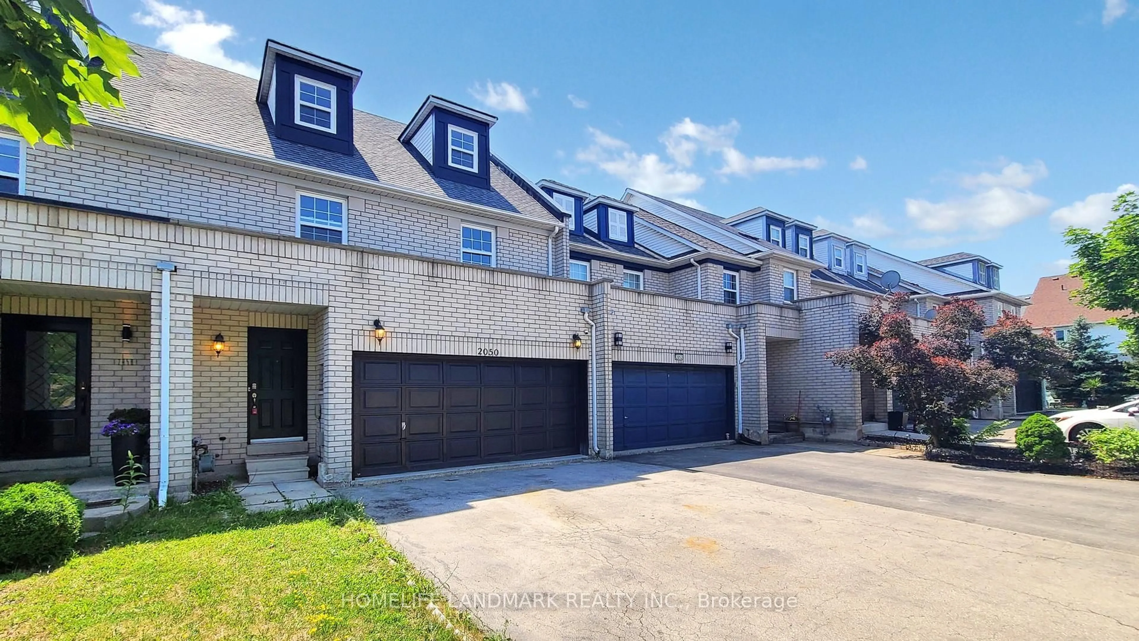 A pic from outside/outdoor area/front of a property/back of a property/a pic from drone, street for 2050 WHITE DOVE Circ, Oakville Ontario L6M 3R7