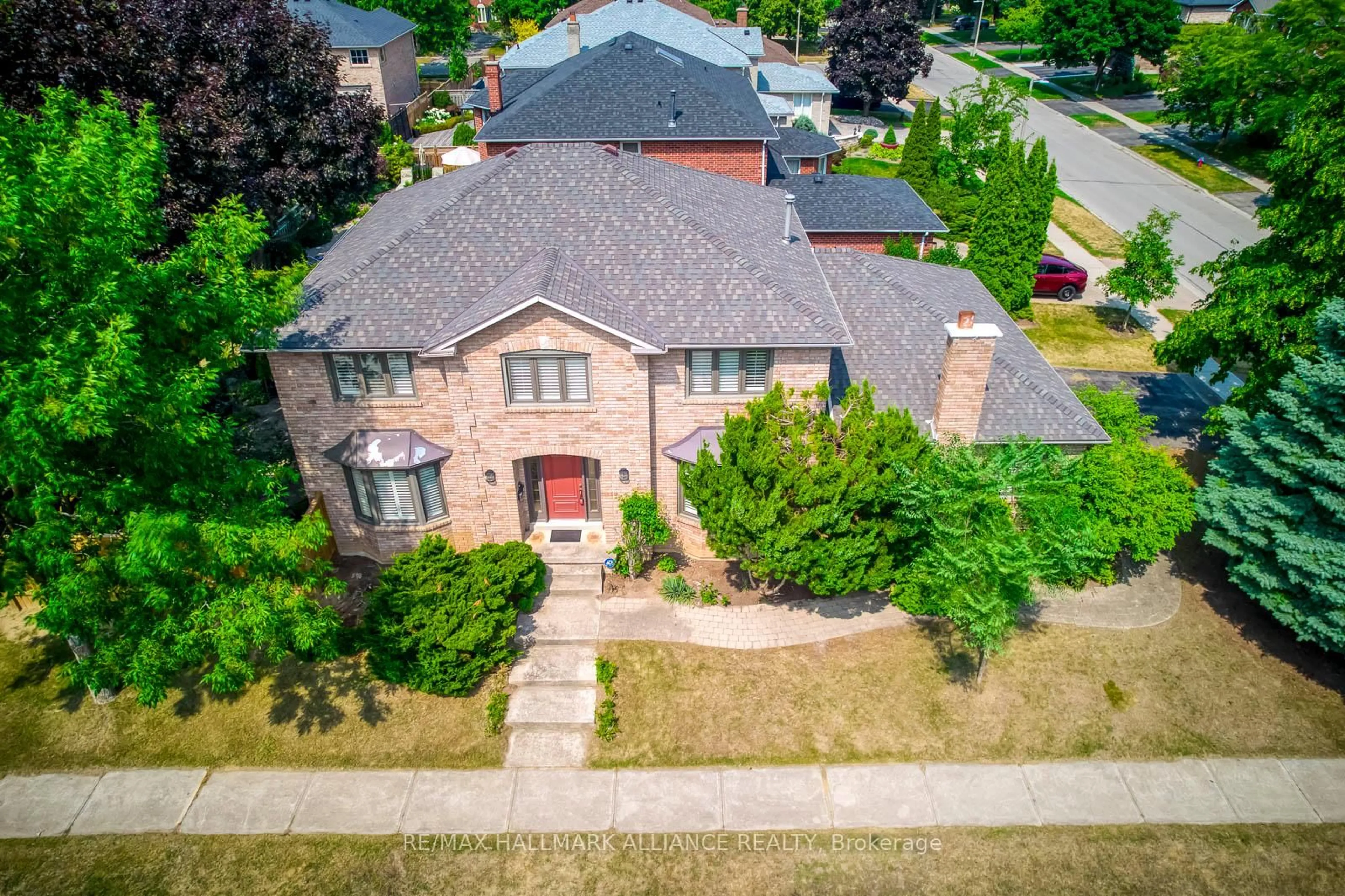 A pic from outside/outdoor area/front of a property/back of a property/a pic from drone, street for 503 CARLISLE Crt, Oakville Ontario L6J 6N6