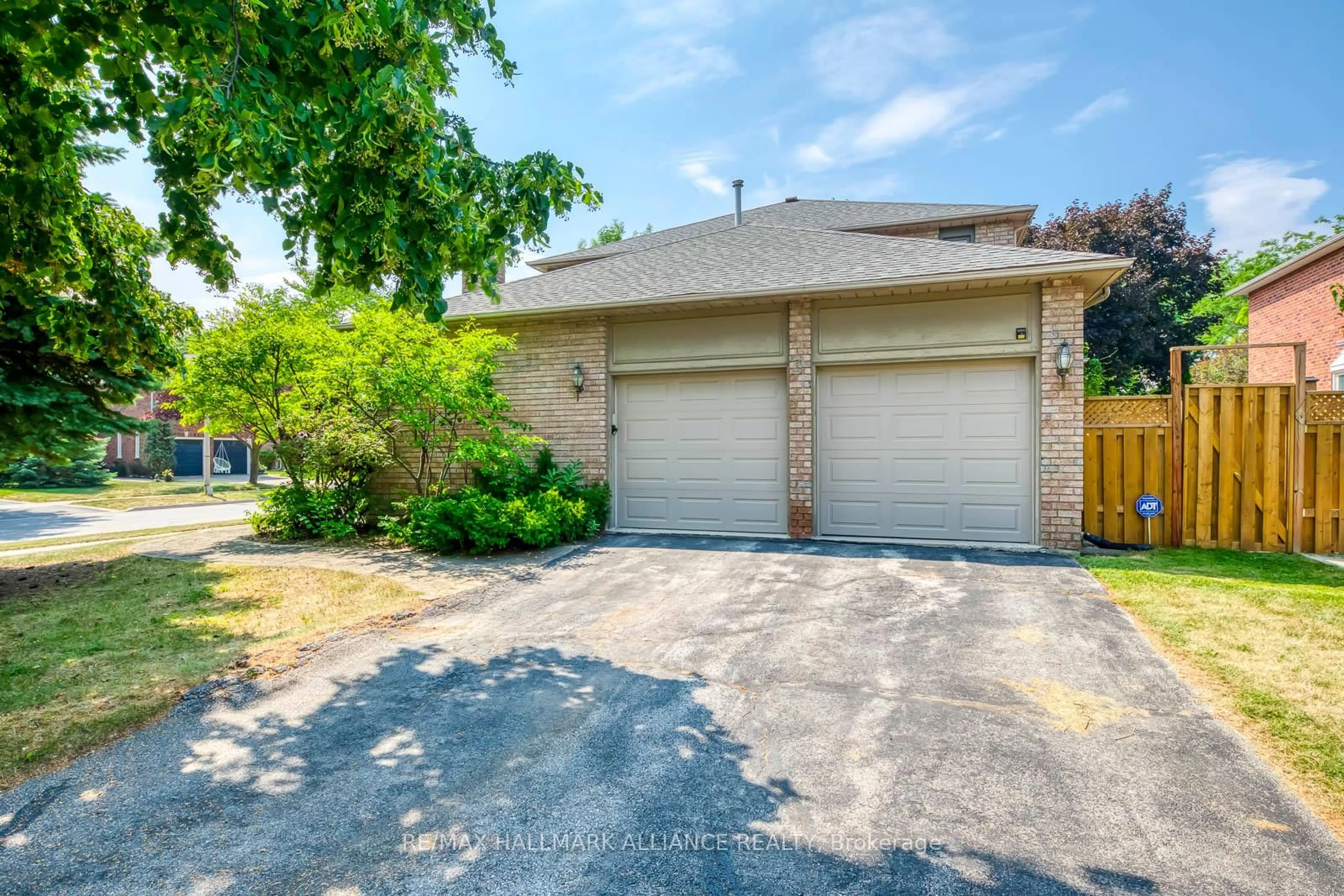 A pic from outside/outdoor area/front of a property/back of a property/a pic from drone, street for 503 CARLISLE Crt, Oakville Ontario L6J 6N6