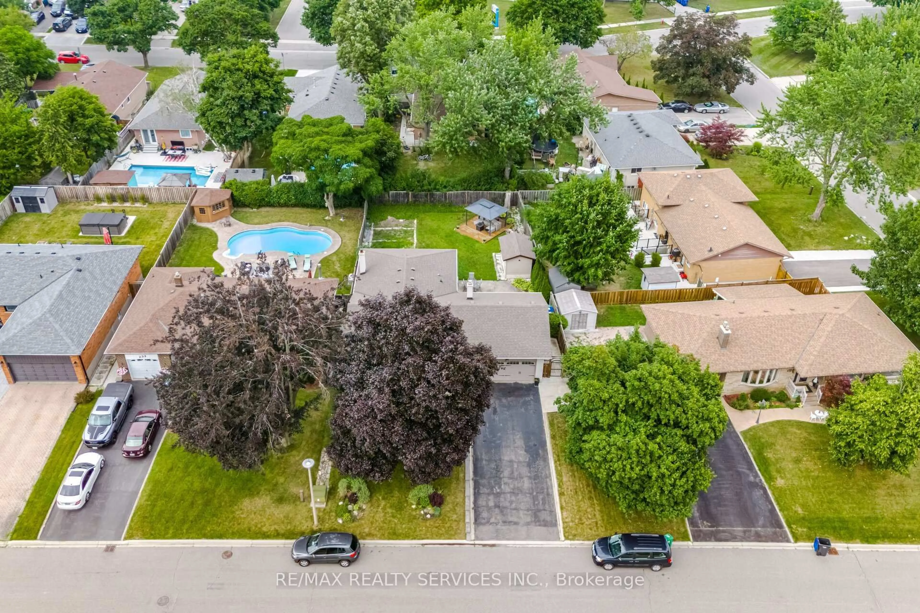A pic from outside/outdoor area/front of a property/back of a property/a pic from drone, street for 234 Elizabeth St, Brampton Ontario L6Y 1S1