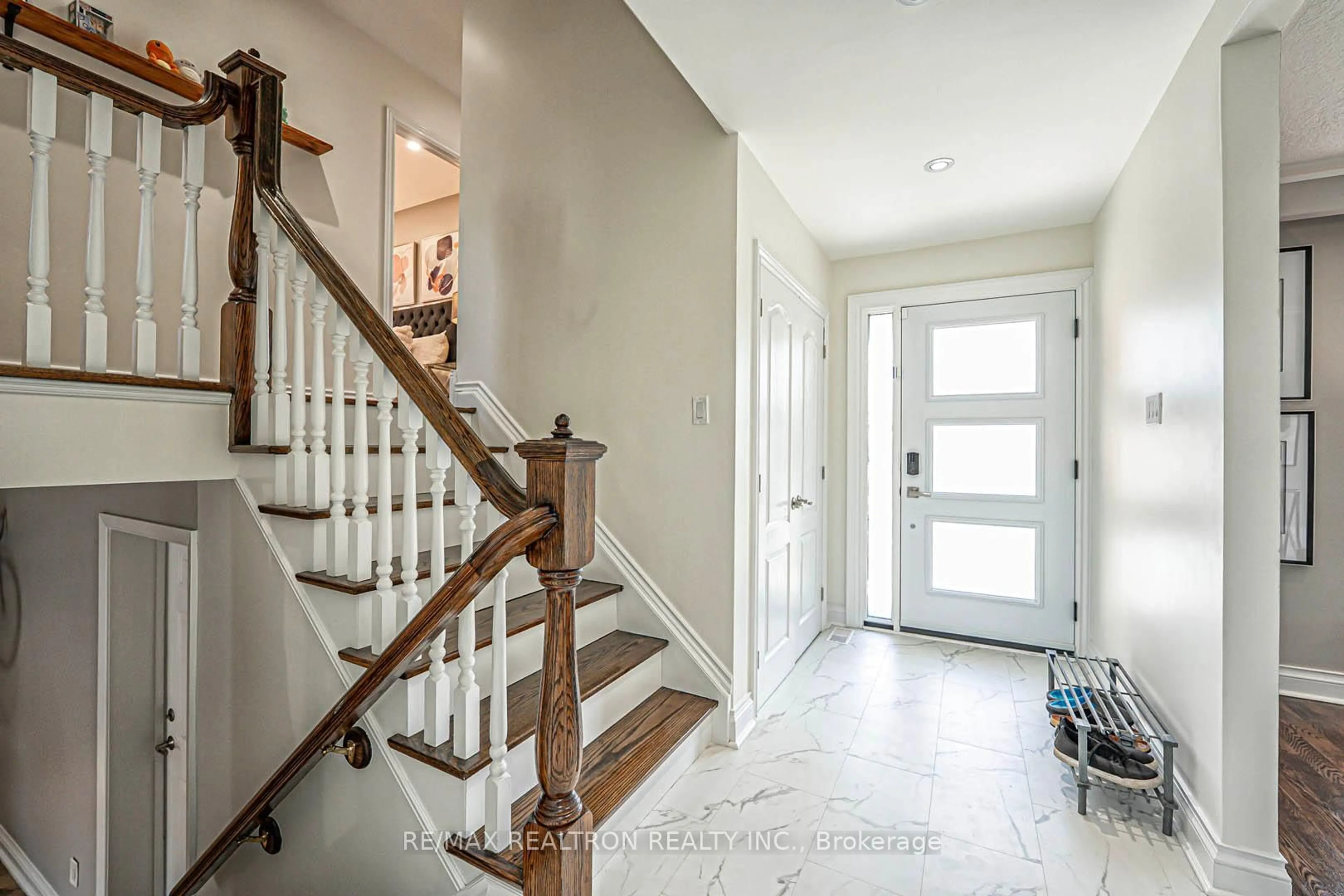 Indoor entryway for 2255 Denise Rd, Mississauga Ontario L4X 1J2