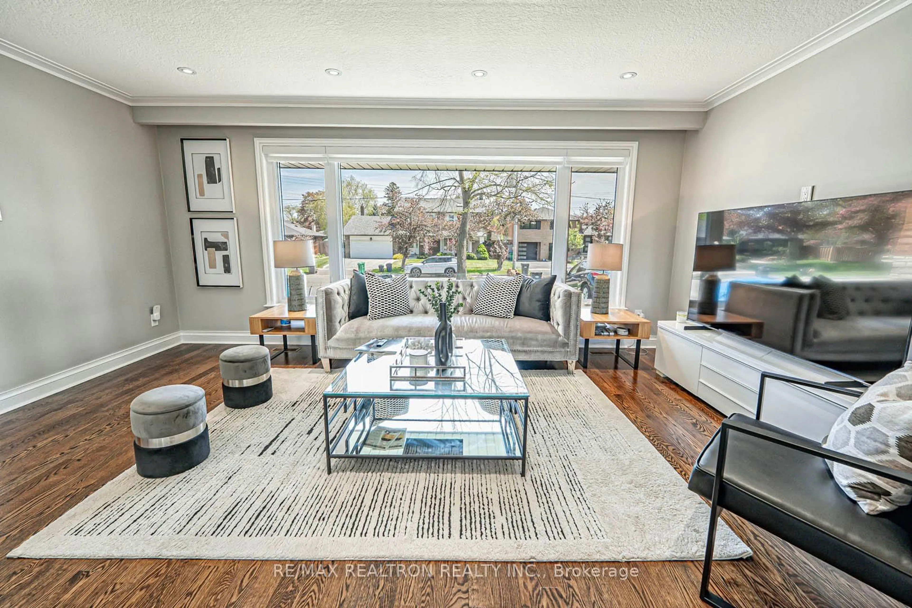 Living room with furniture, unknown for 2255 Denise Rd, Mississauga Ontario L4X 1J2