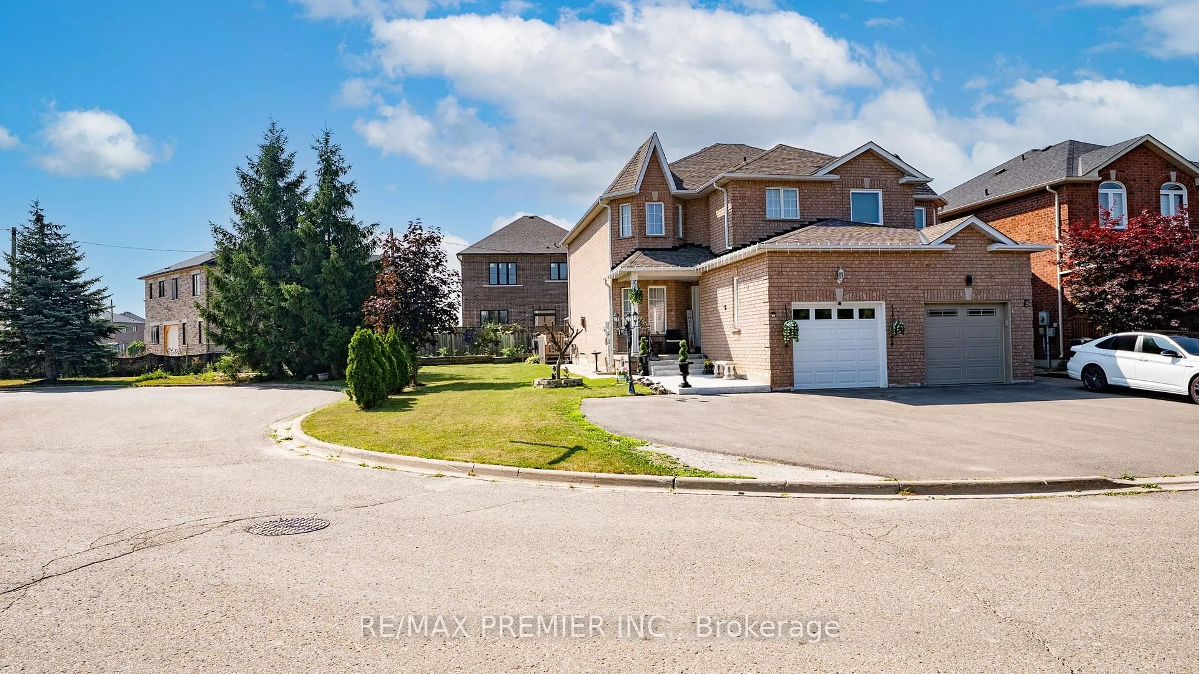 A pic from outside/outdoor area/front of a property/back of a property/a pic from drone, street for 11 Richelieu Crt, Caledon Ontario L7E 2M3