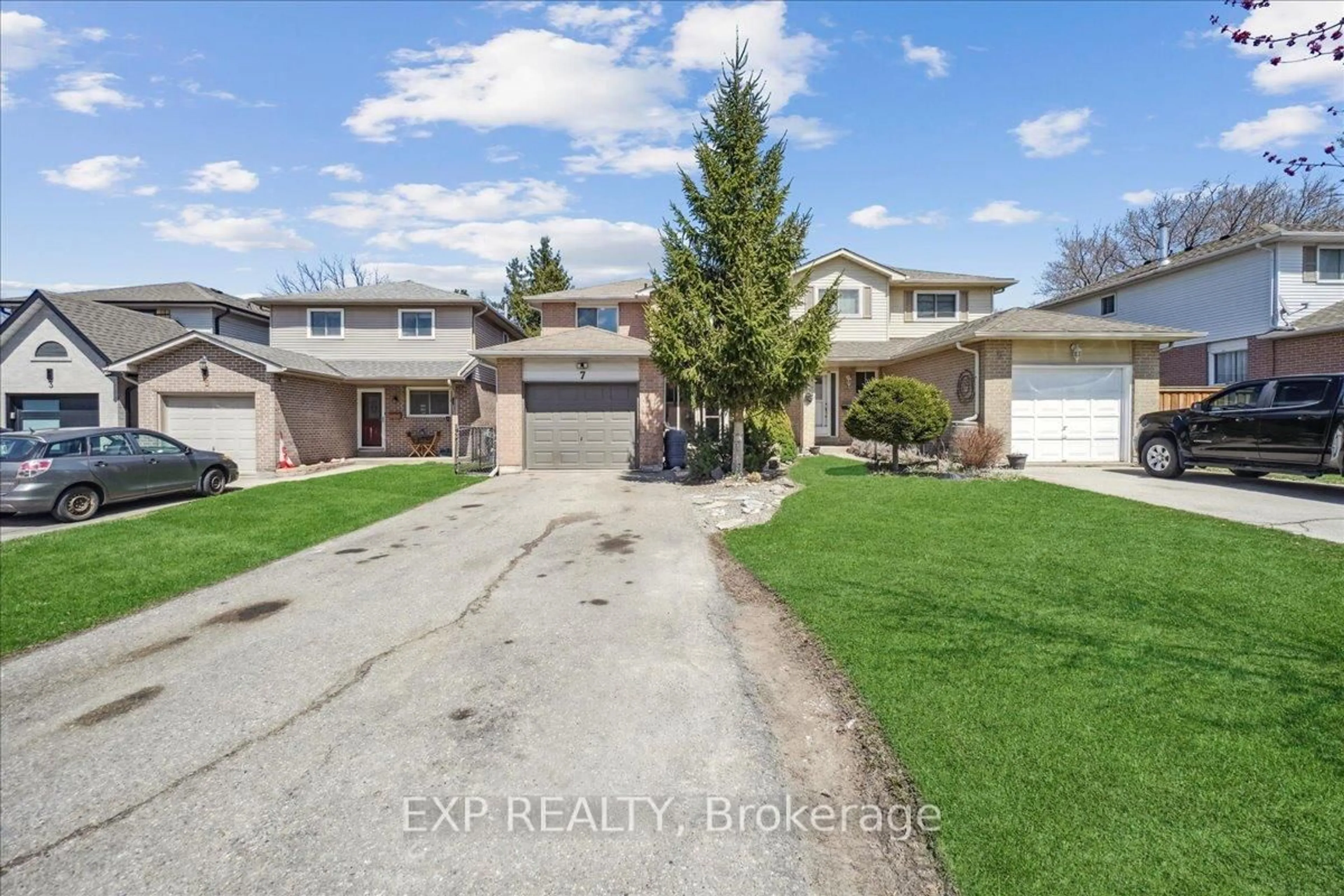 A pic from outside/outdoor area/front of a property/back of a property/a pic from drone, street for 7 Rosset Valley Crt, Halton Hills Ontario L7G 5E1