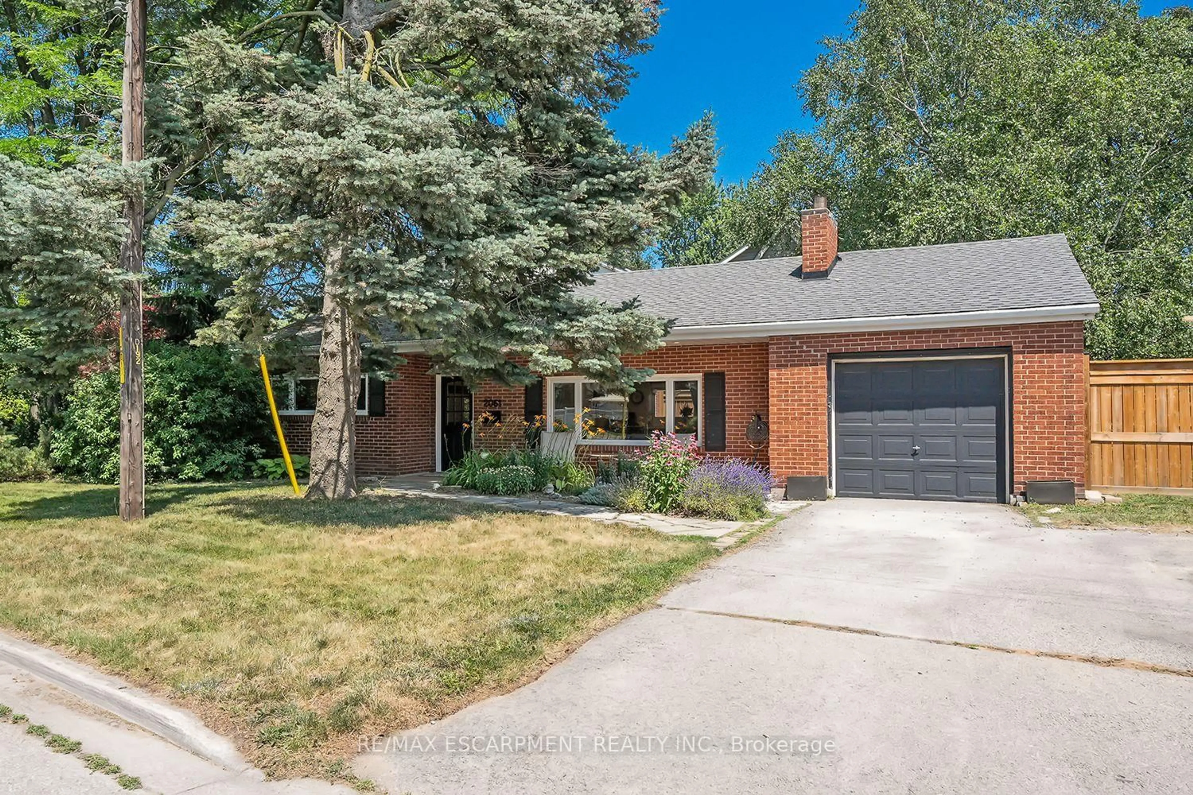 Home with brick exterior material, street for 2061 Halton Pl, Burlington Ontario L7R 1P8