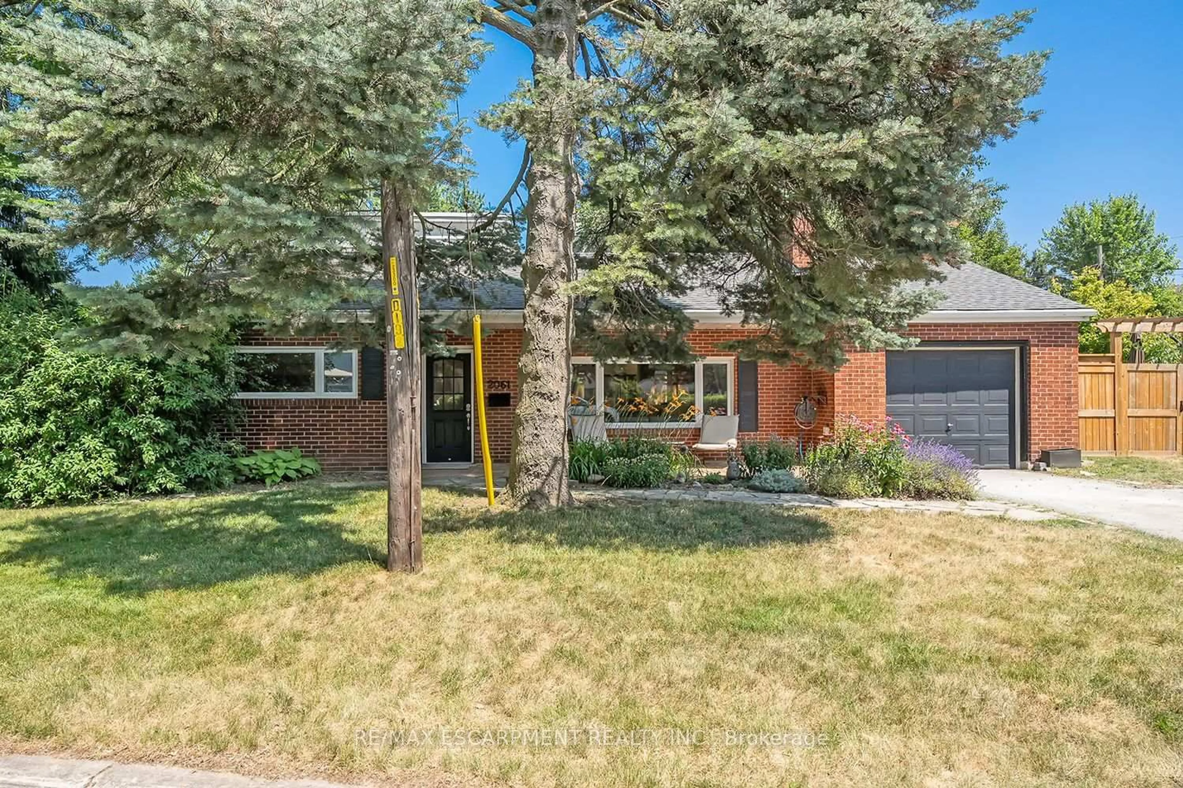 Home with brick exterior material, street for 2061 Halton Pl, Burlington Ontario L7R 1P8