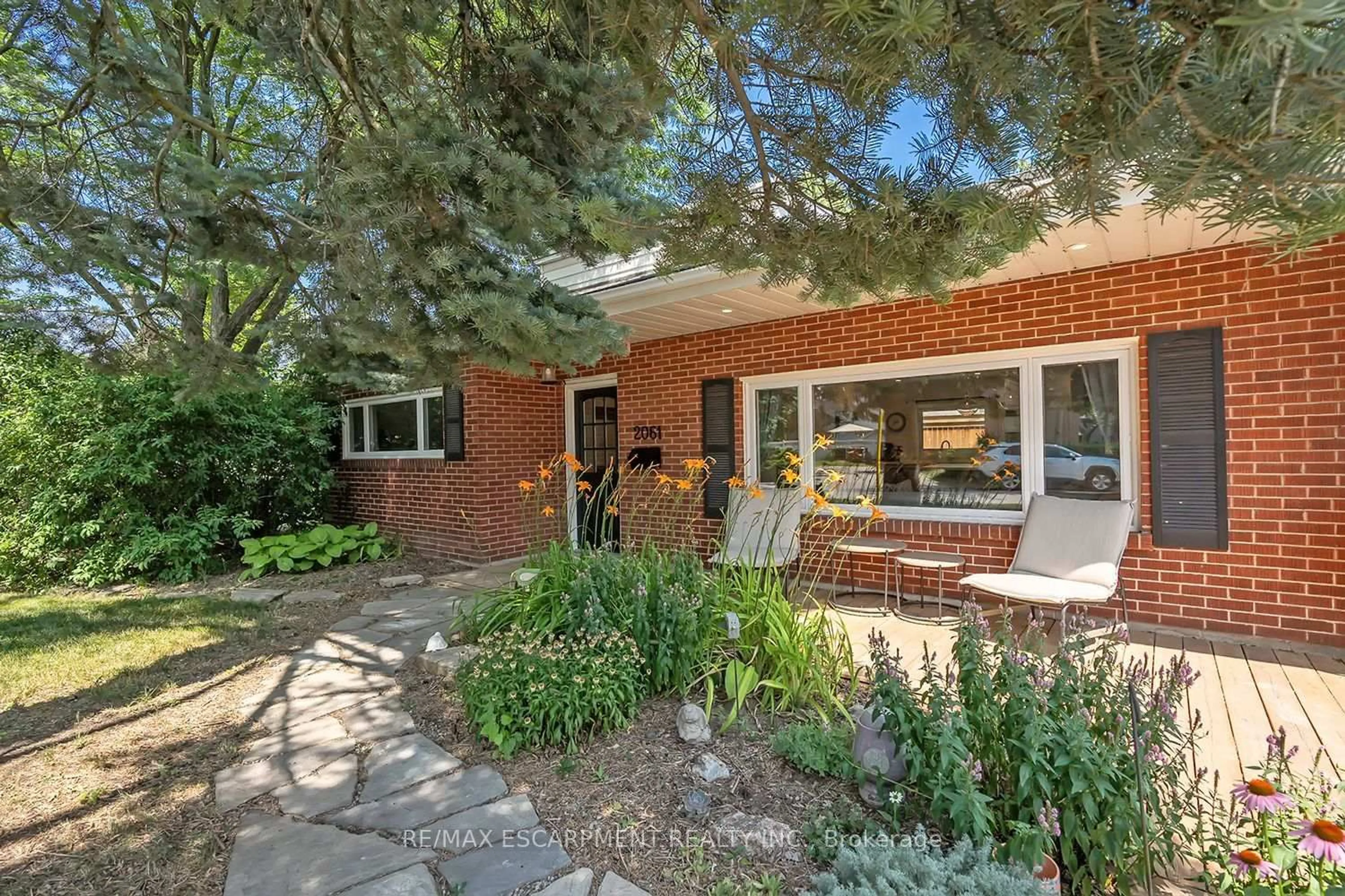 Home with brick exterior material, street for 2061 Halton Pl, Burlington Ontario L7R 1P8