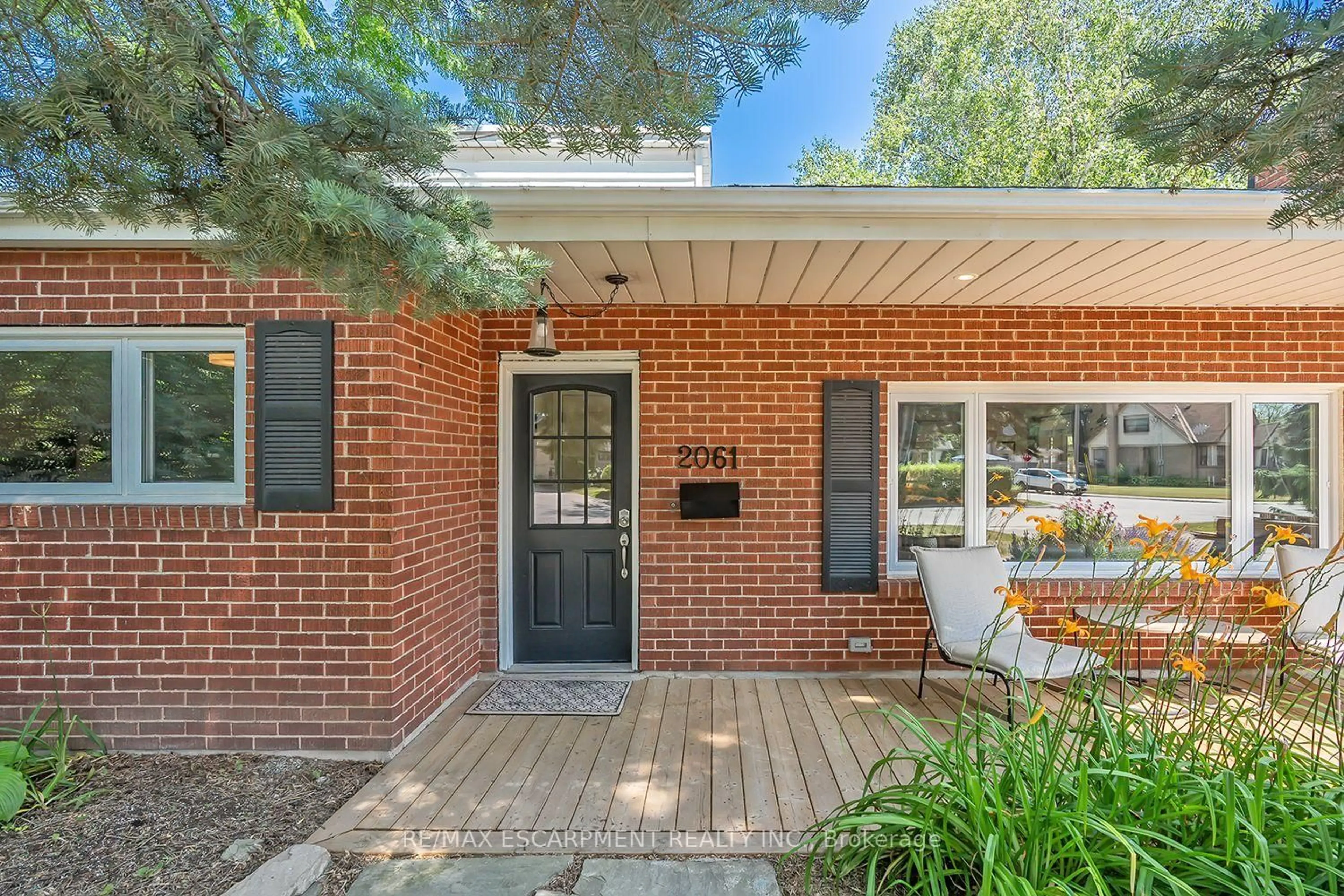 Home with brick exterior material, street for 2061 Halton Pl, Burlington Ontario L7R 1P8