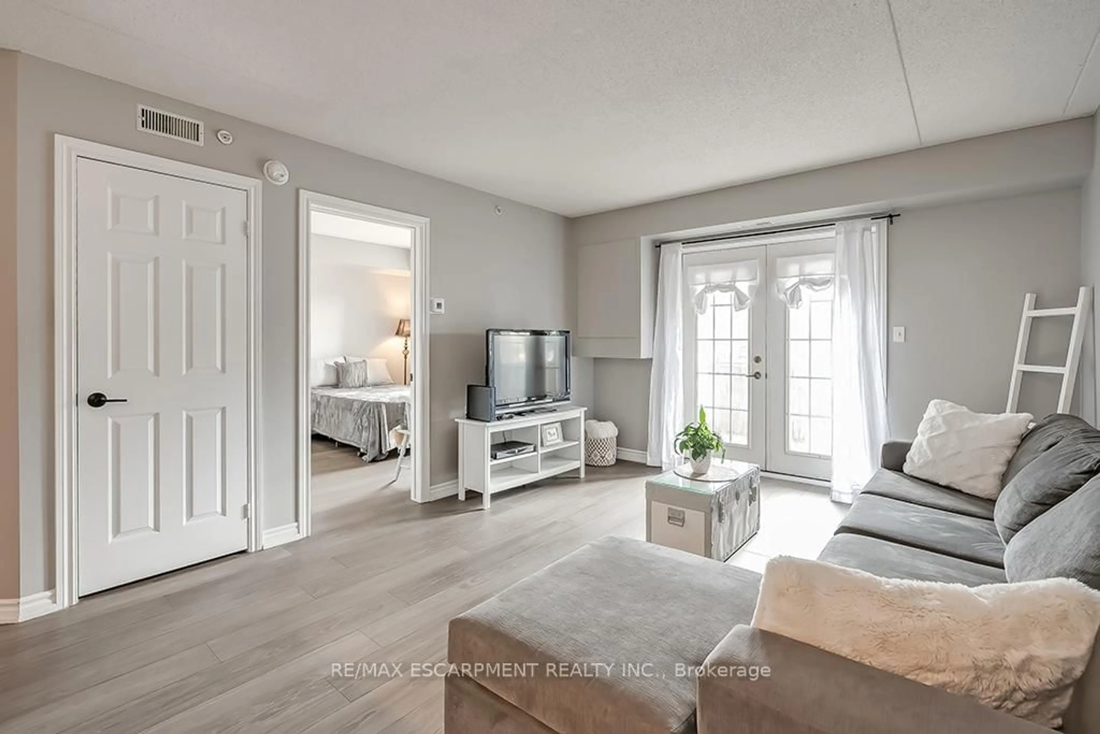 Living room with furniture, unknown for 1441 Walker's Line #110, Burlington Ontario L7M 4P2