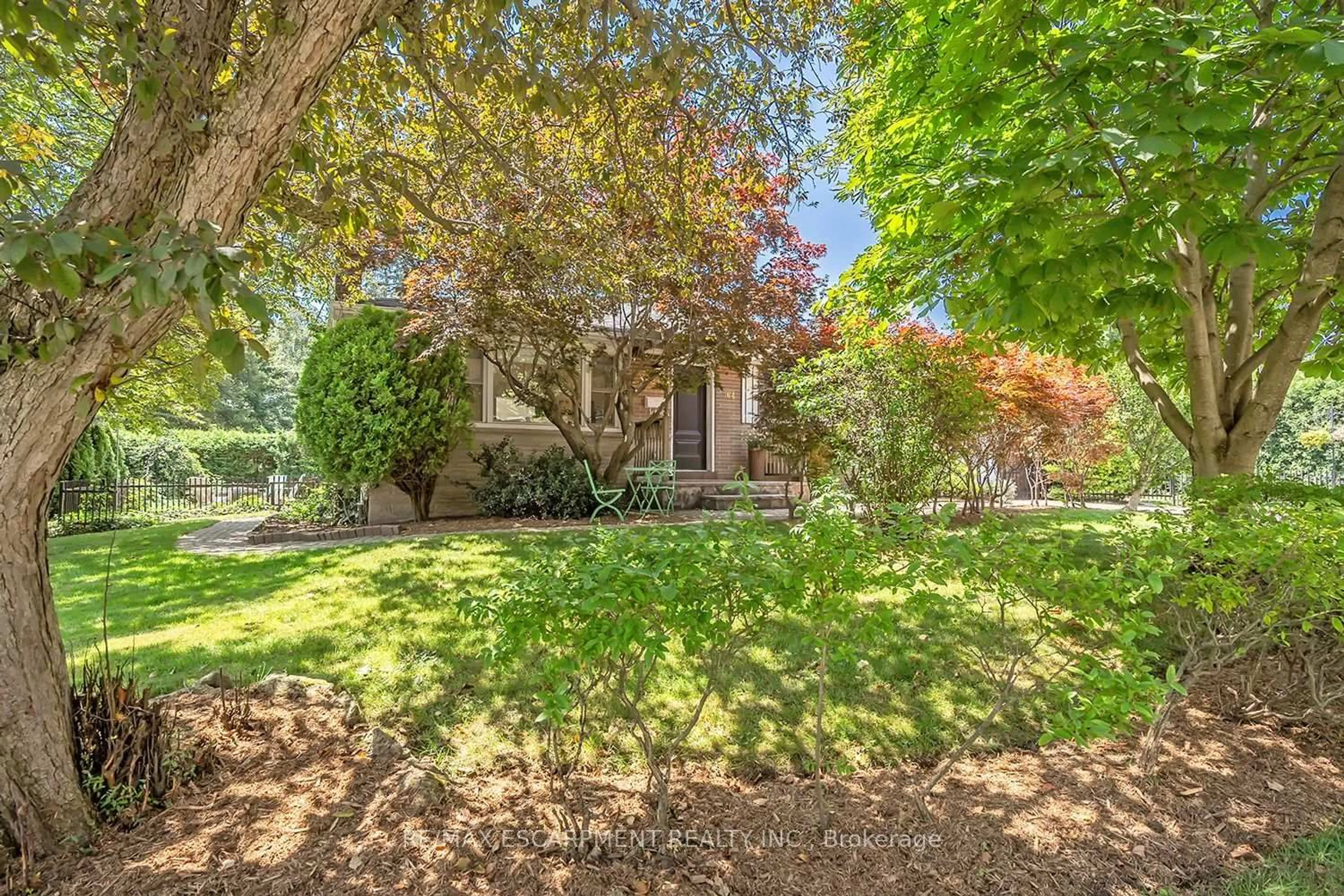 A pic from outside/outdoor area/front of a property/back of a property/a pic from drone, street for 564 Maplehill Dr, Burlington Ontario L7N 2W3