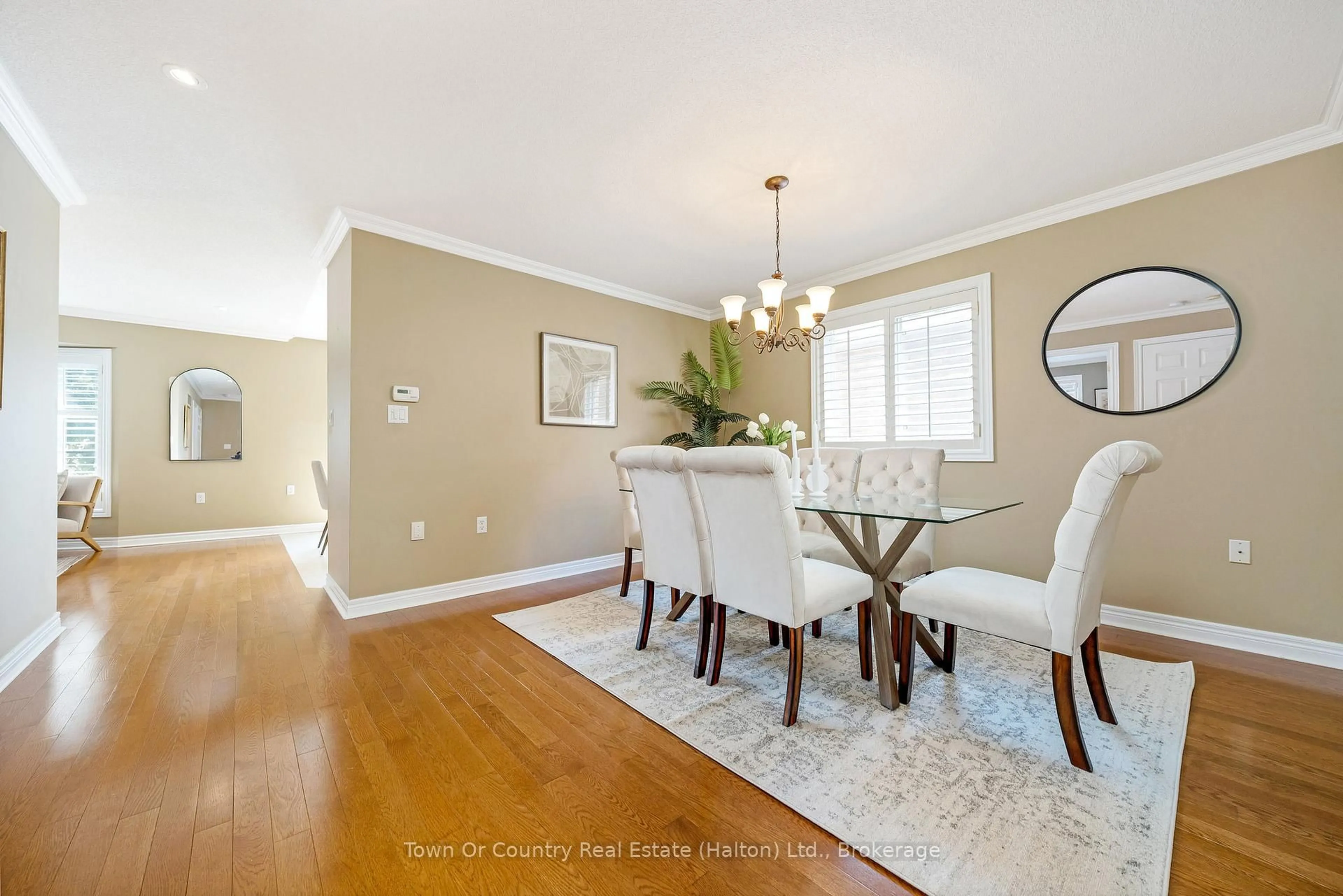 Dining room, wood/laminate floor for 330 Centennial Forest Dr, Milton Ontario L9T 5X3