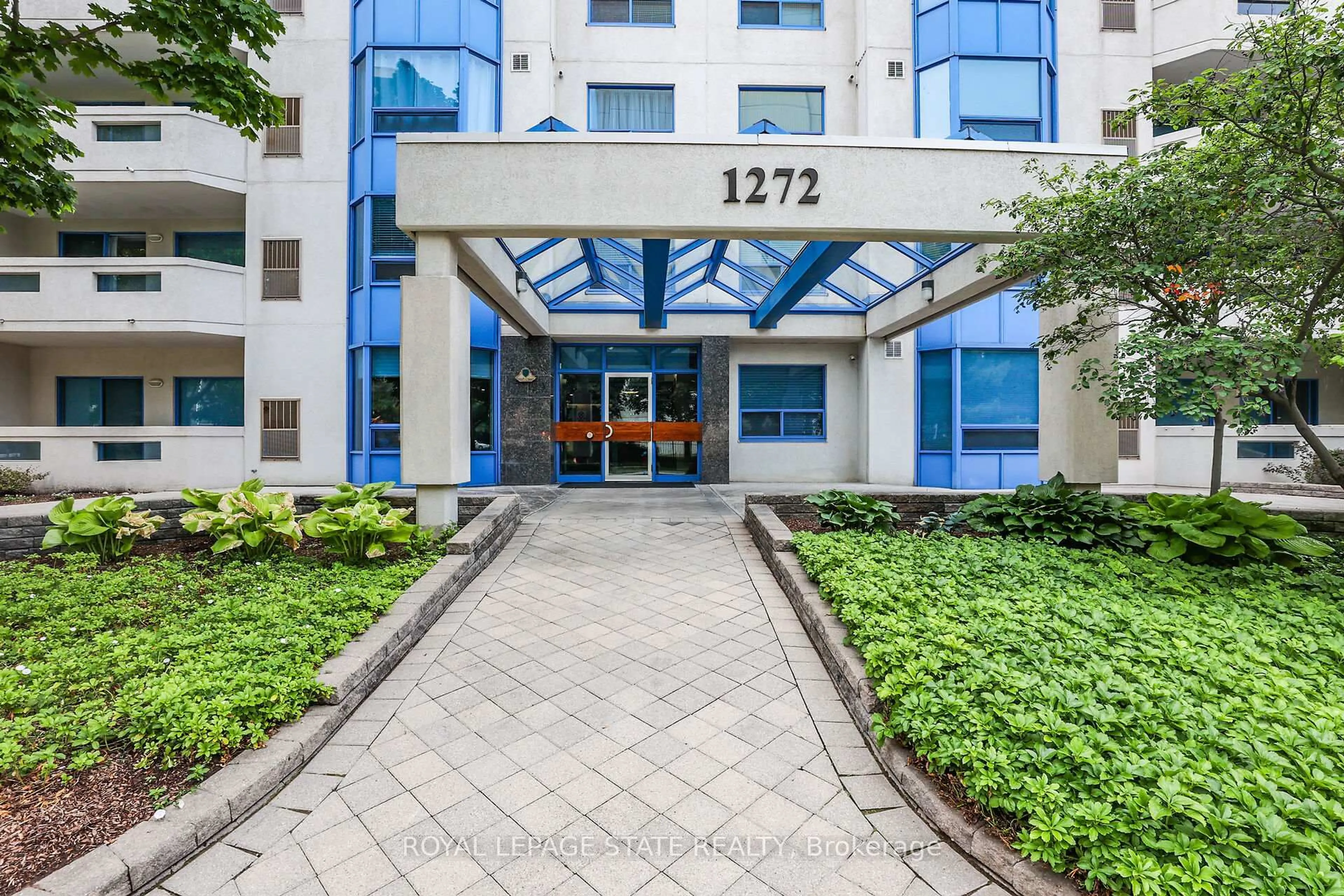 Indoor foyer for 1272 Ontario St #202, Burlington Ontario L7S 2L8