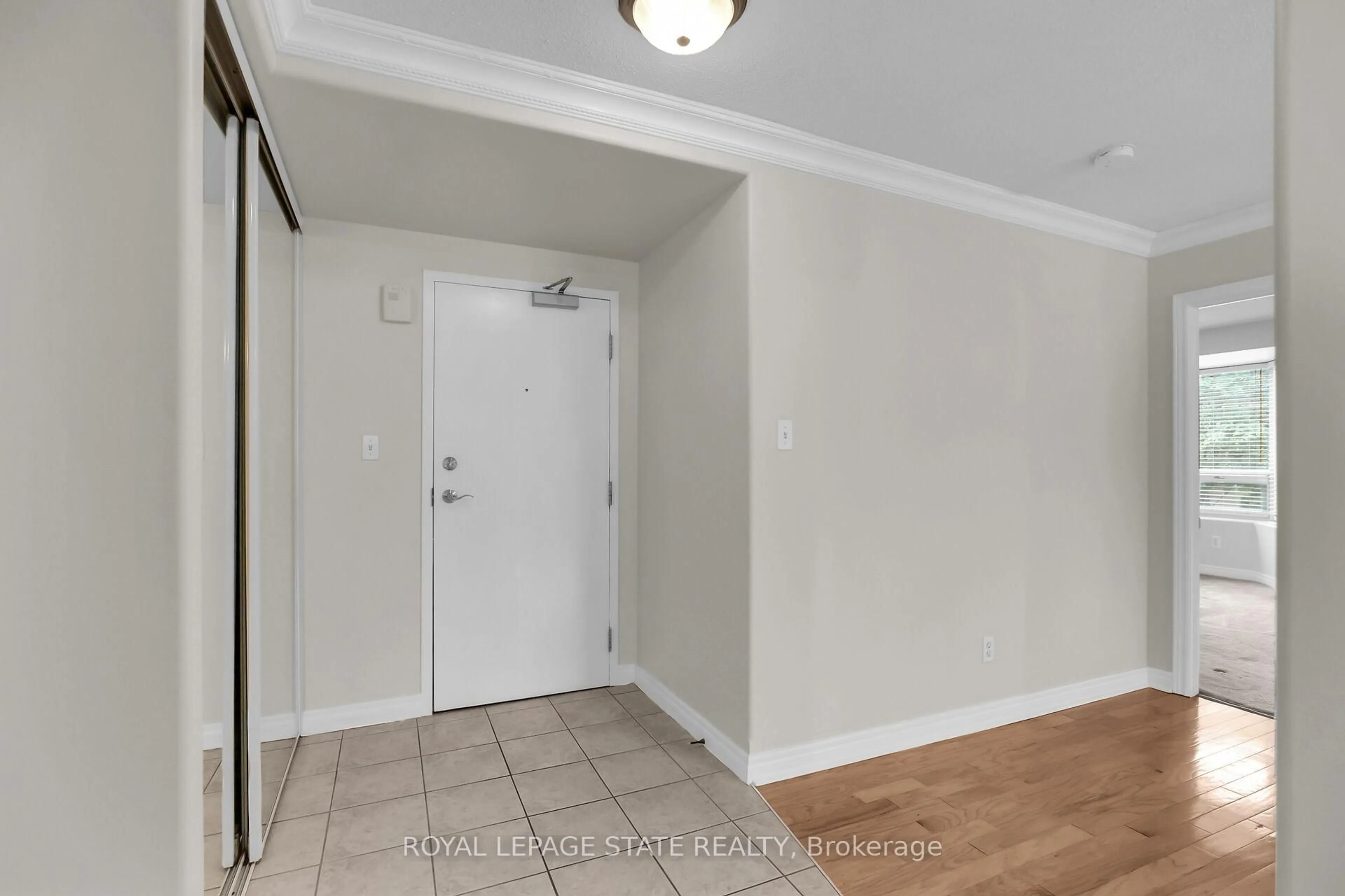 Indoor entryway for 1272 Ontario St #202, Burlington Ontario L7S 2L8
