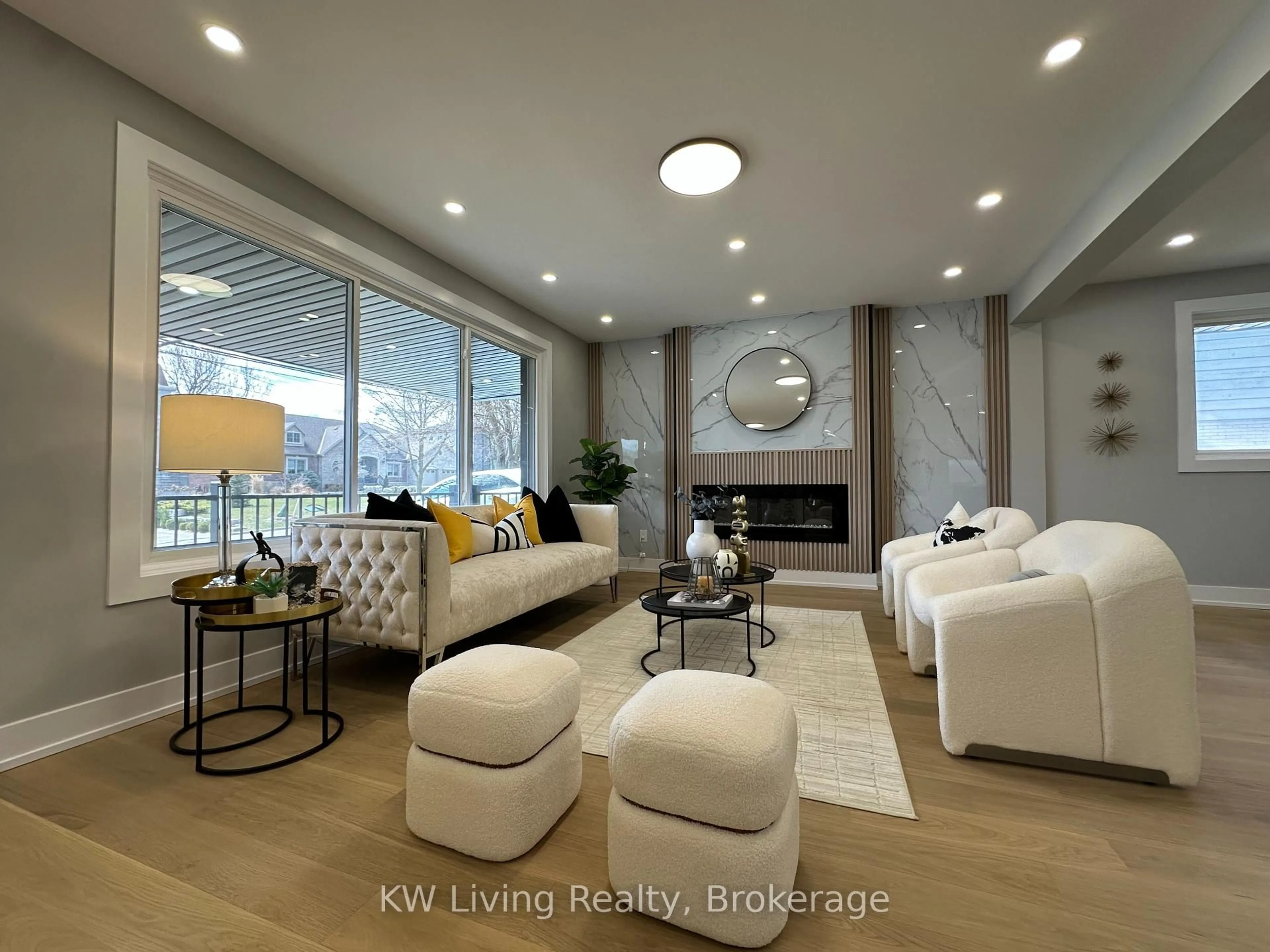 Living room with furniture, wood/laminate floor for 2531 Glengarry Rd, Mississauga Ontario L5C 1Y1