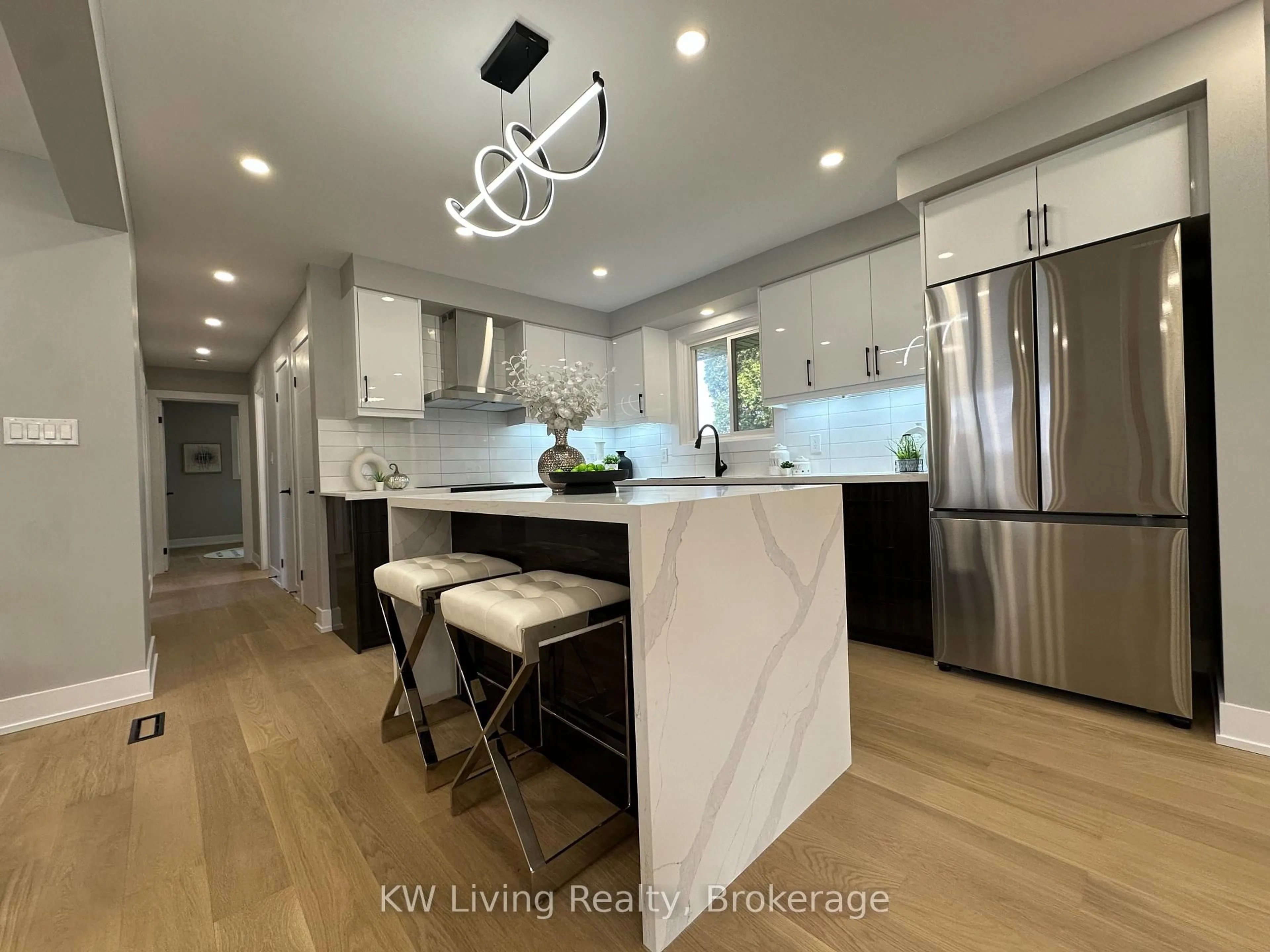Open concept kitchen, unknown for 2531 Glengarry Rd, Mississauga Ontario L5C 1Y1