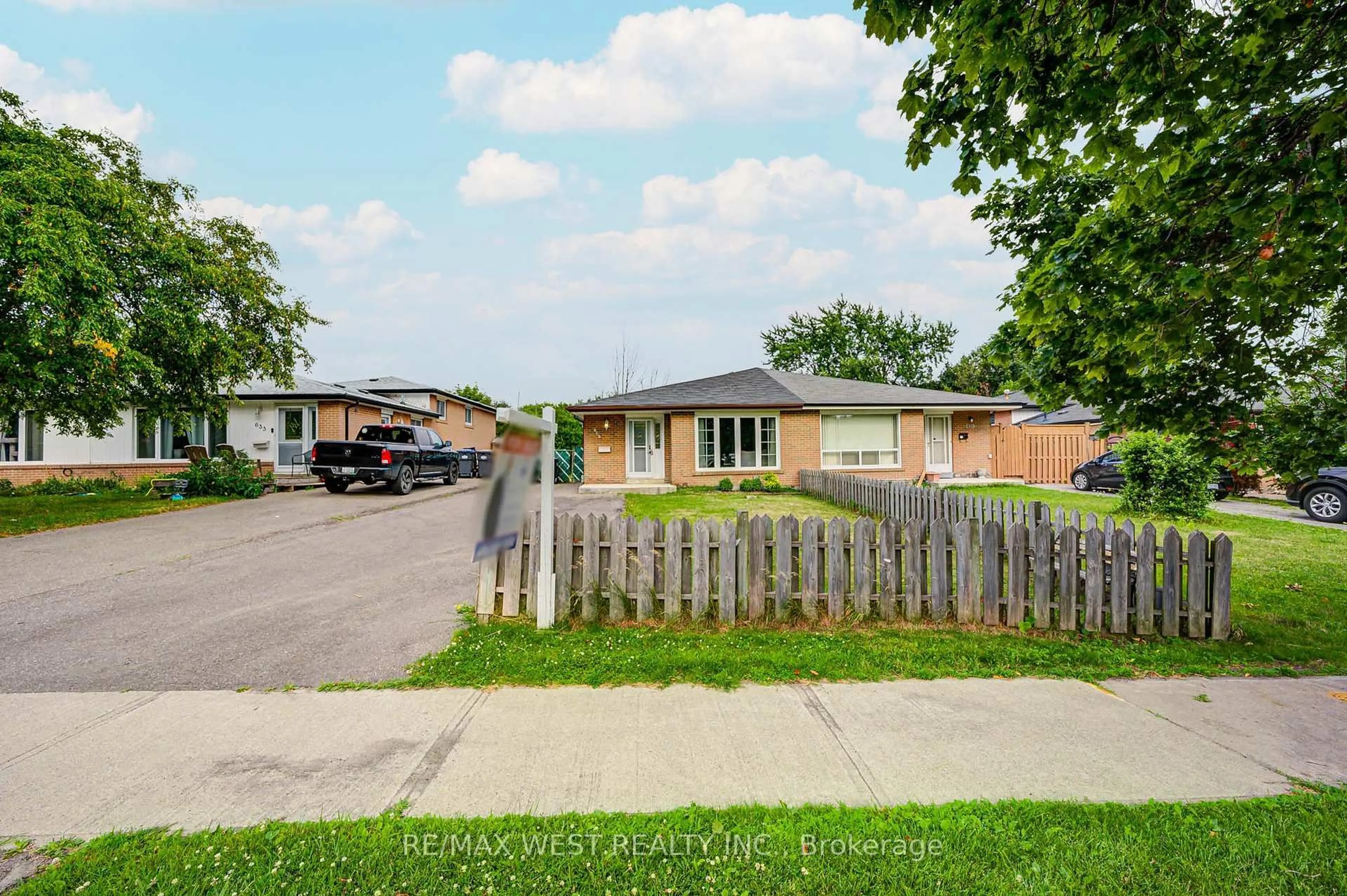 A pic from outside/outdoor area/front of a property/back of a property/a pic from drone, street for 633 Balmoral Dr, Brampton Ontario L6T 1W8