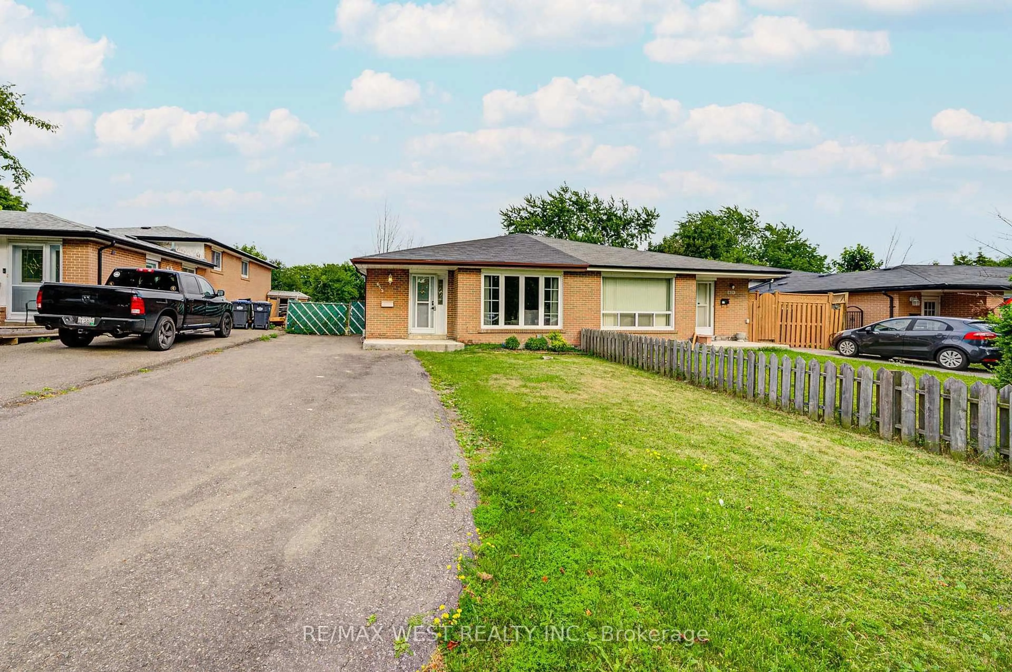 A pic from outside/outdoor area/front of a property/back of a property/a pic from drone, street for 633 Balmoral Dr, Brampton Ontario L6T 1W8