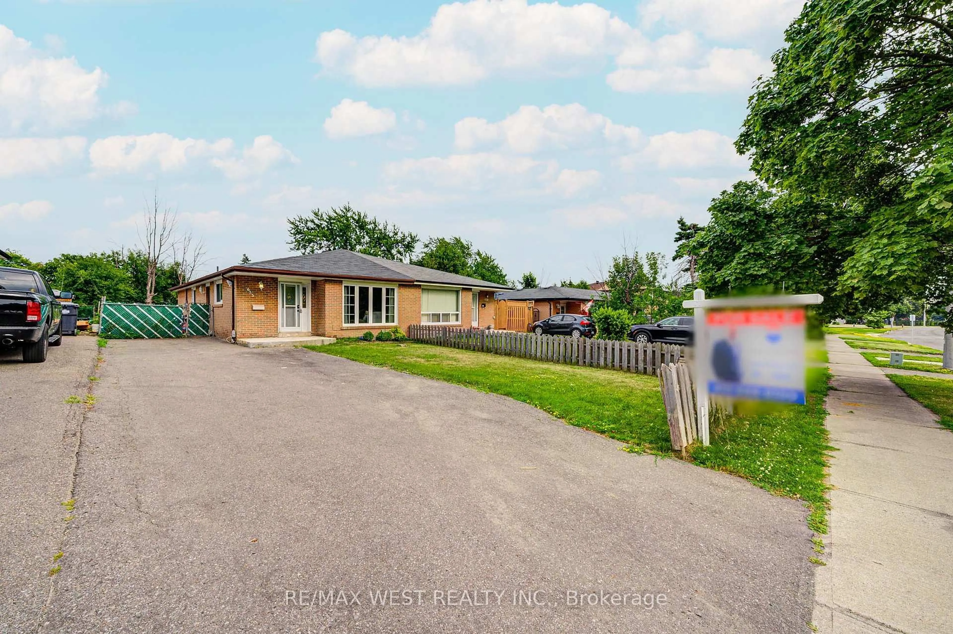 A pic from outside/outdoor area/front of a property/back of a property/a pic from drone, street for 633 Balmoral Dr, Brampton Ontario L6T 1W8