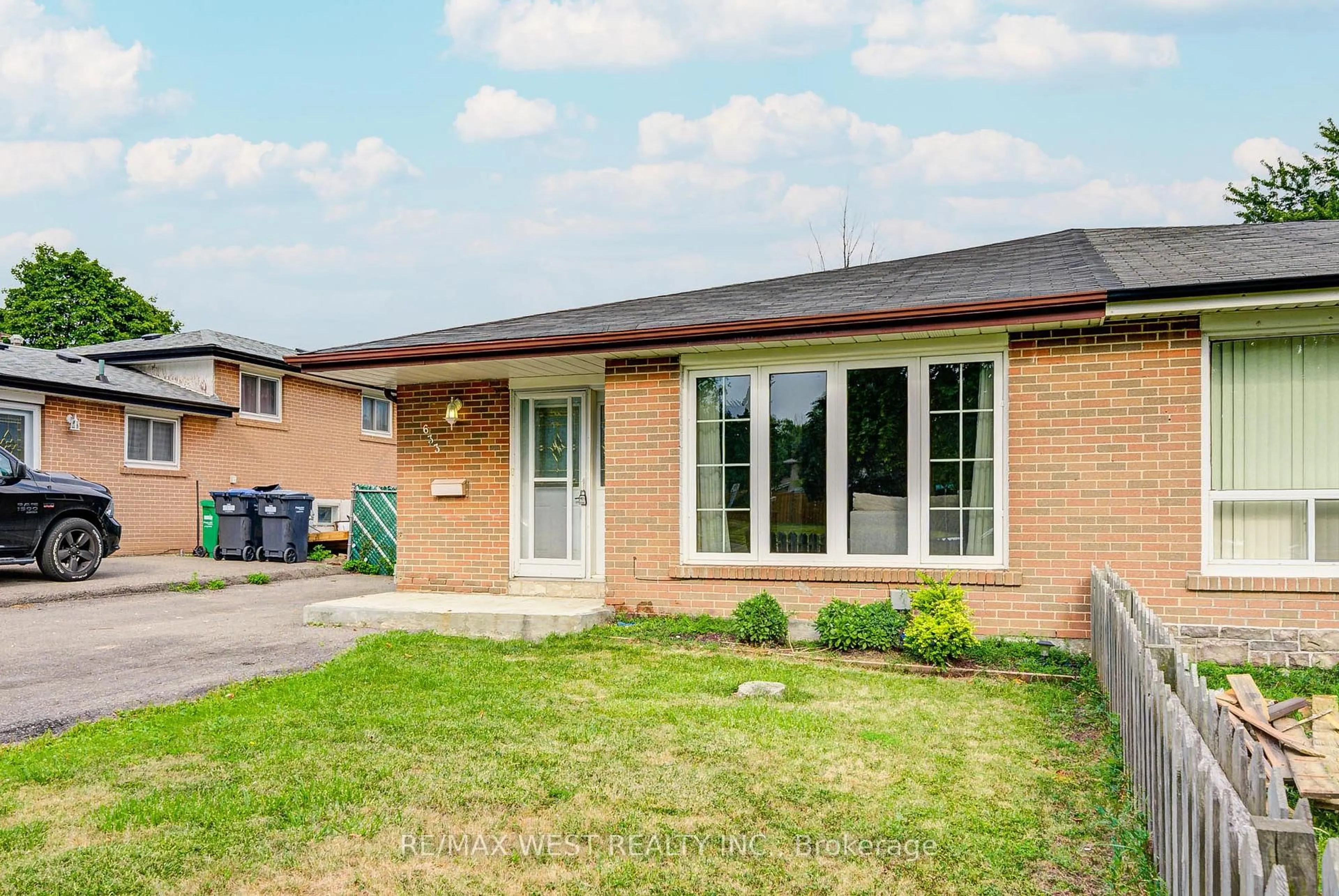 Home with brick exterior material, street for 633 Balmoral Dr, Brampton Ontario L6T 1W8