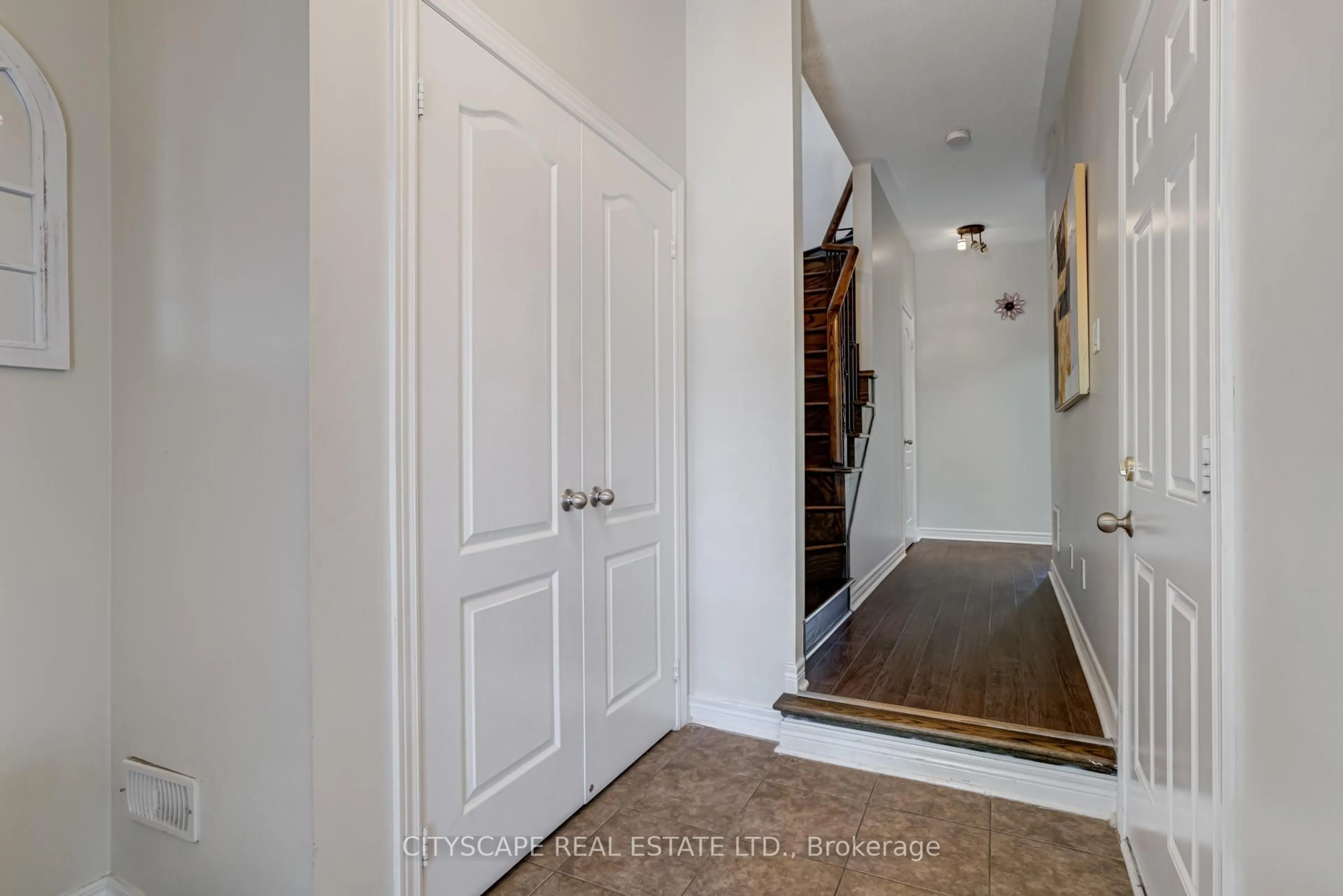 Indoor entryway for 3380 Thomas St #31, Mississauga Ontario L5M 0R2