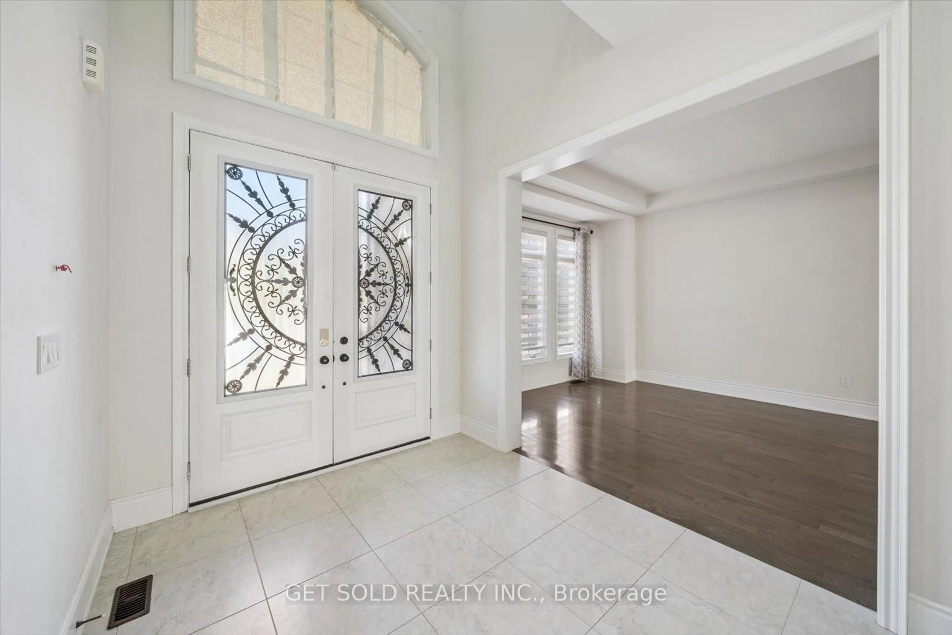 Indoor entryway for 6 Bedouin Cres, Brampton Ontario L6P 4H3