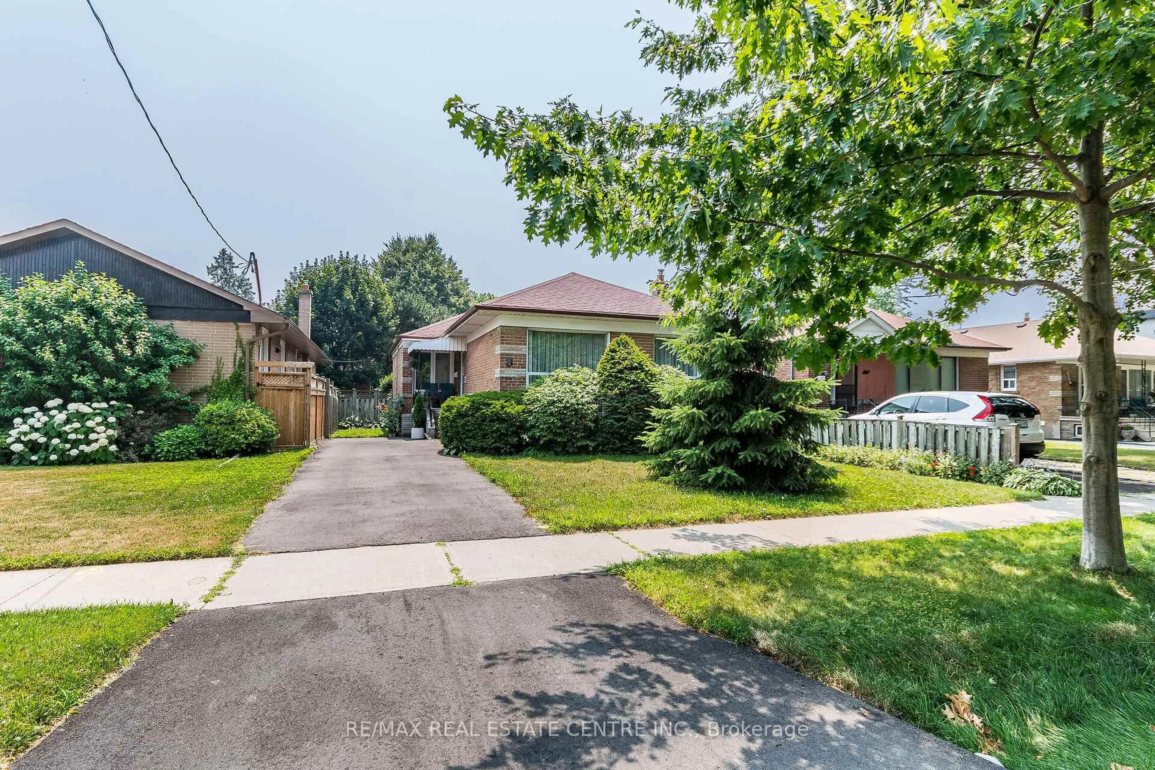A pic from outside/outdoor area/front of a property/back of a property/a pic from drone, street for 11 Velma Dr, Toronto Ontario M8Z 2N2