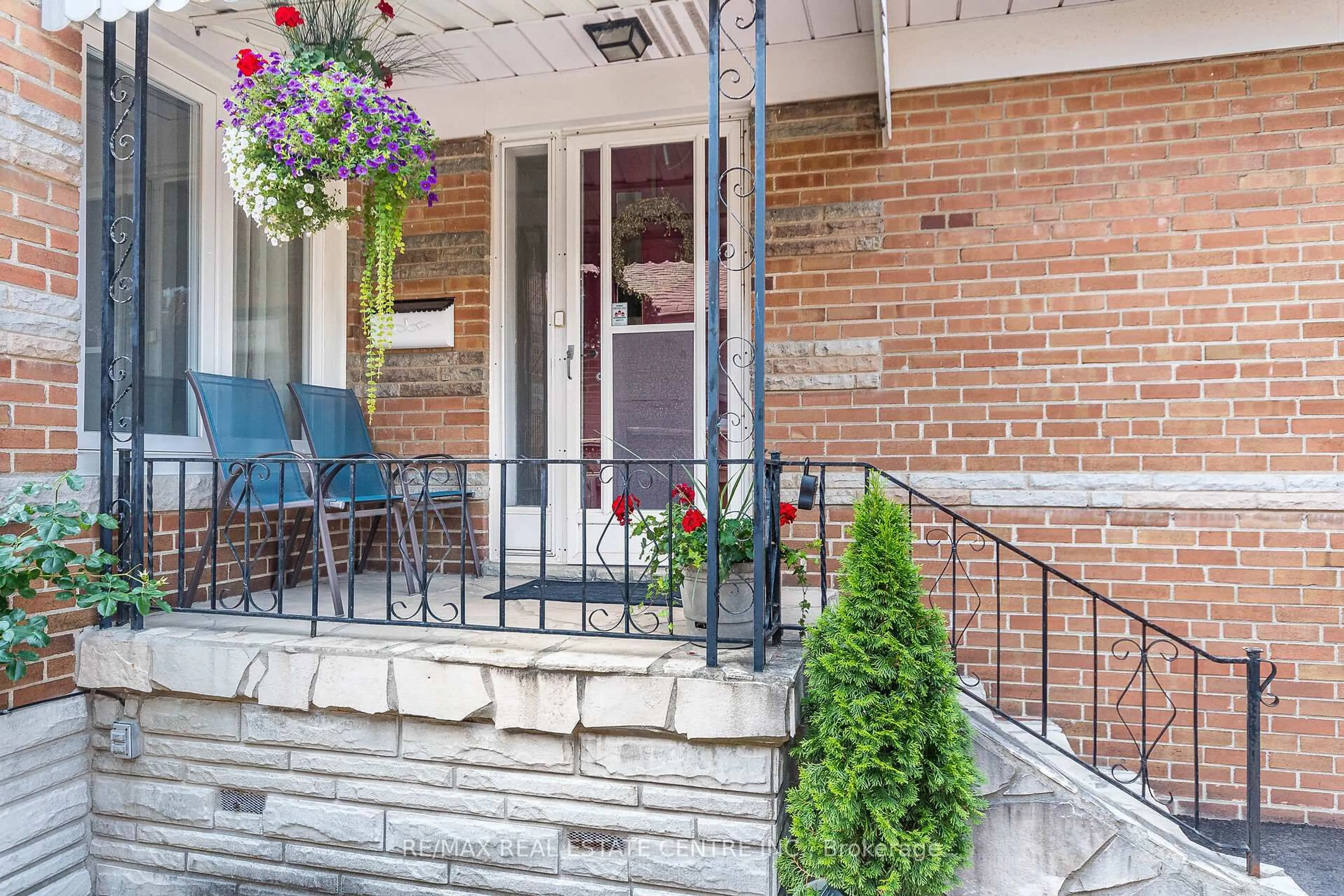 Patio, street for 11 Velma Dr, Toronto Ontario M8Z 2N2